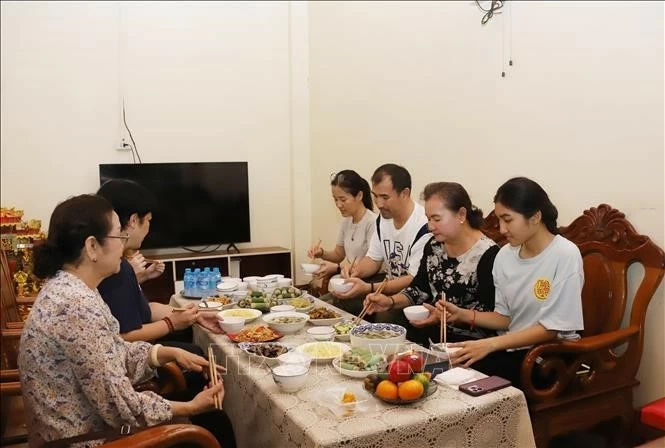 Ngày Lễ Vu Lan được bà con cộng đồng người Việt tại Lào gìn giữ và duy trì Ngày Lễ Vu Lan được bà con cộng đồng người Việt tại Lào gìn giữ và duy trì