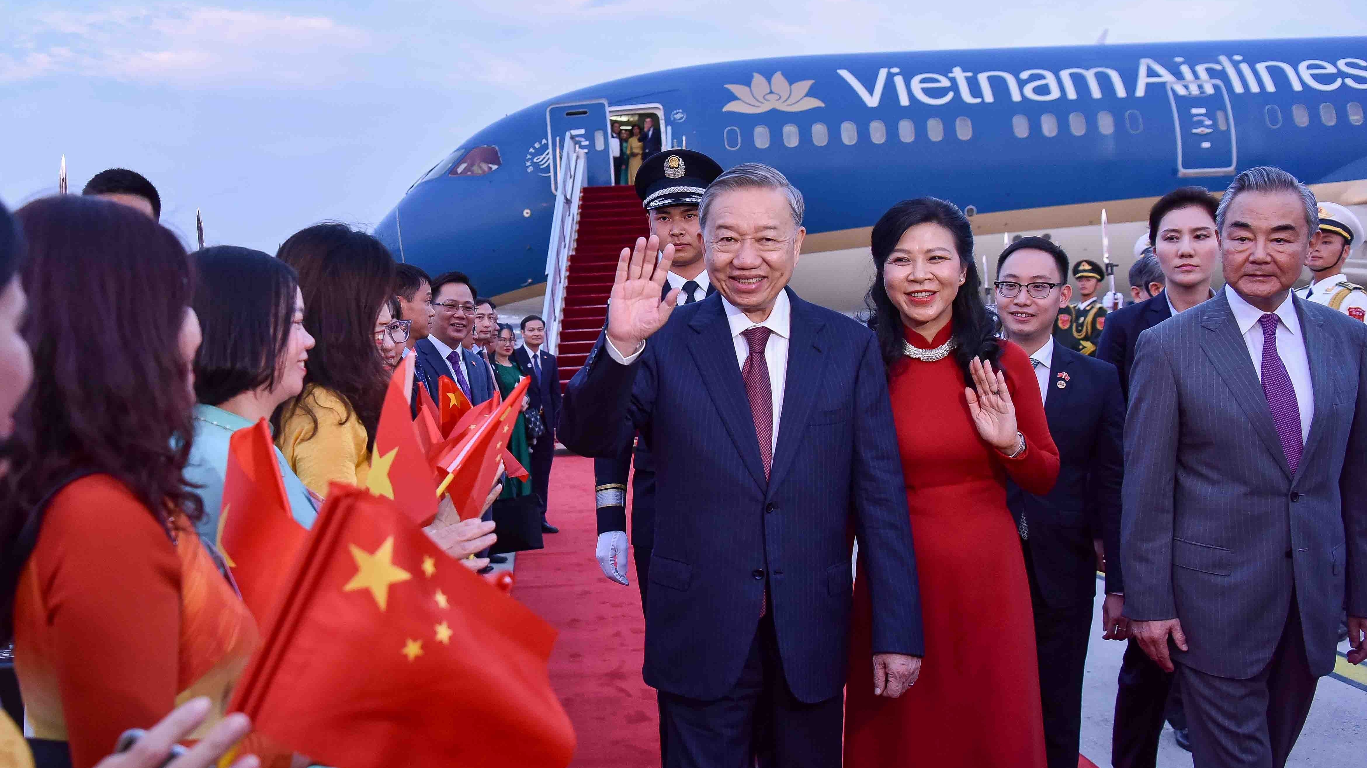 Sân bay quốc tế Bắc Kinh rực rỡ cờ hoa chào đón Tổng Bí thư, Chủ tịch nước Tô Lâm và Phu nhân