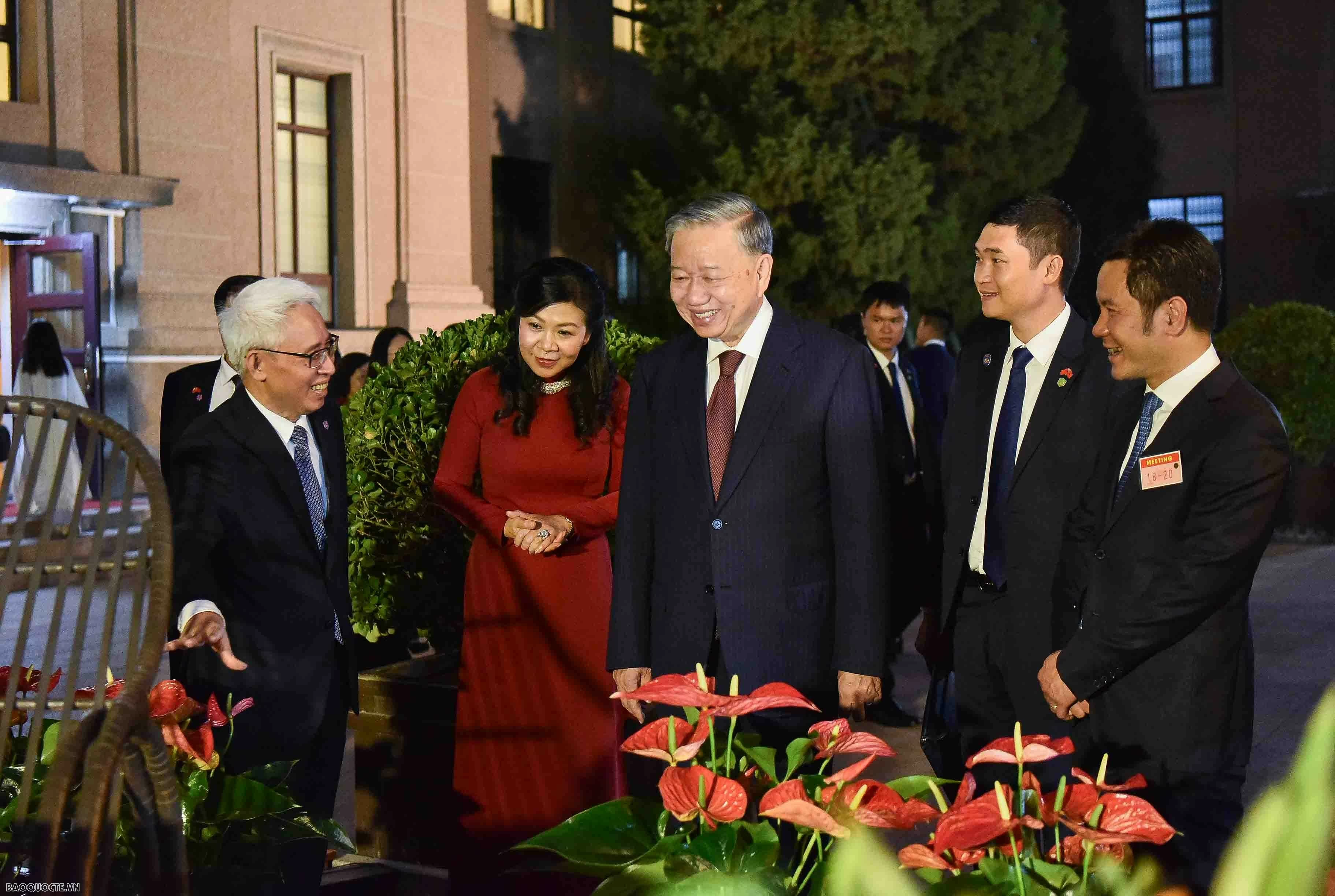 Tổng Bí thư, Chủ tịch nước Tô Lâm mong muốn bà con nâng cao tinh thần đoàn kết, giúp đỡ nhau cùng phát triển Tổng Bí thư, Chủ tịch nước Tô Lâm mong muốn bà con nâng cao tinh thần đoàn kết, giúp đỡ nhau cùng phát triển