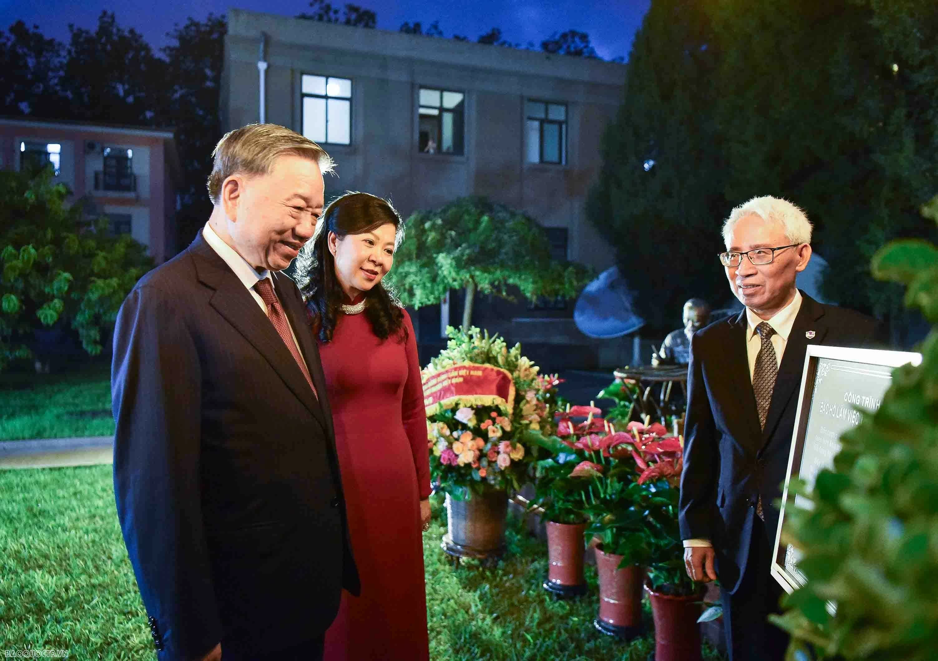 Tổng Bí thư, Chủ tịch nước Tô Lâm thăm Đại sứ quán, gặp gỡ cộng đồng người Việt Nam tại Trung Quốc Tổng Bí thư, Chủ tịch nước Tô Lâm thăm Đại sứ quán, gặp gỡ cộng đồng người Việt Nam tại Trung Quốc