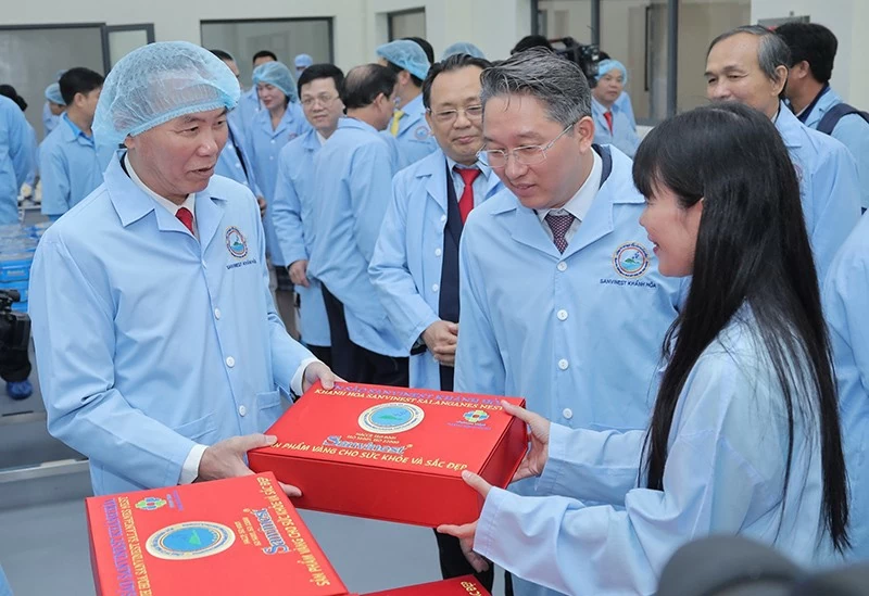 Thứ trưởng Bộ Nông nghiệp và Phát triển Nông thôn Phùng Đức Tiến_ Bí thư Tỉnh ủy Nguyễn Hải Ninh_ Phó Chủ tịch Thường trực UBND tỉnh Lê Hữu Hoàng cùng đoàn lãnh đạo Sở,ban ngành Thứ trưởng Bộ Nông nghiệp và Phát triển Nông thôn Phùng Đức Tiến_ Bí thư Tỉnh ủy Nguyễn Hải Ninh_ Phó Chủ tịch Thường trực UBND tỉnh Lê Hữu Hoàng cùng đoàn lãnh đạo Sở,ban ngành