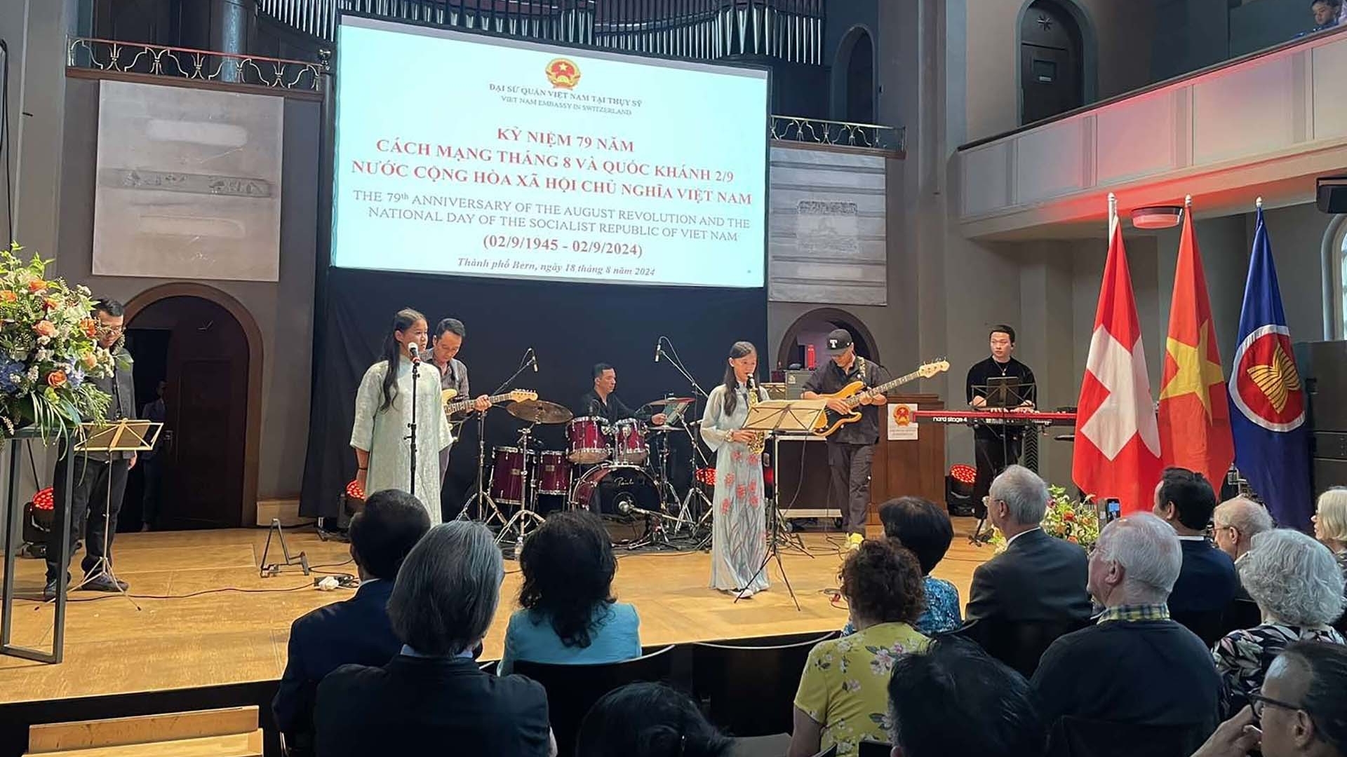 Người Việt ở Thụy Sỹ luôn dõi theo từng bước chuyển mình của quê hương