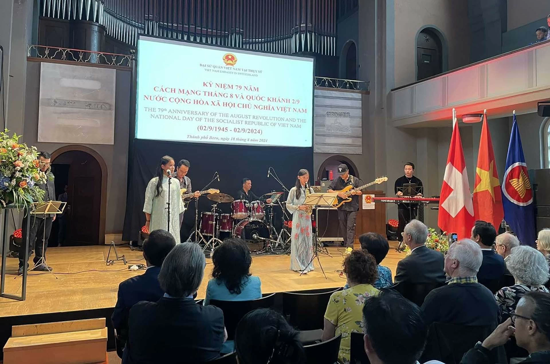 Người Việt ở Thụy Sỹ luôn dõi theo từng bước chuyển mình của quê hương