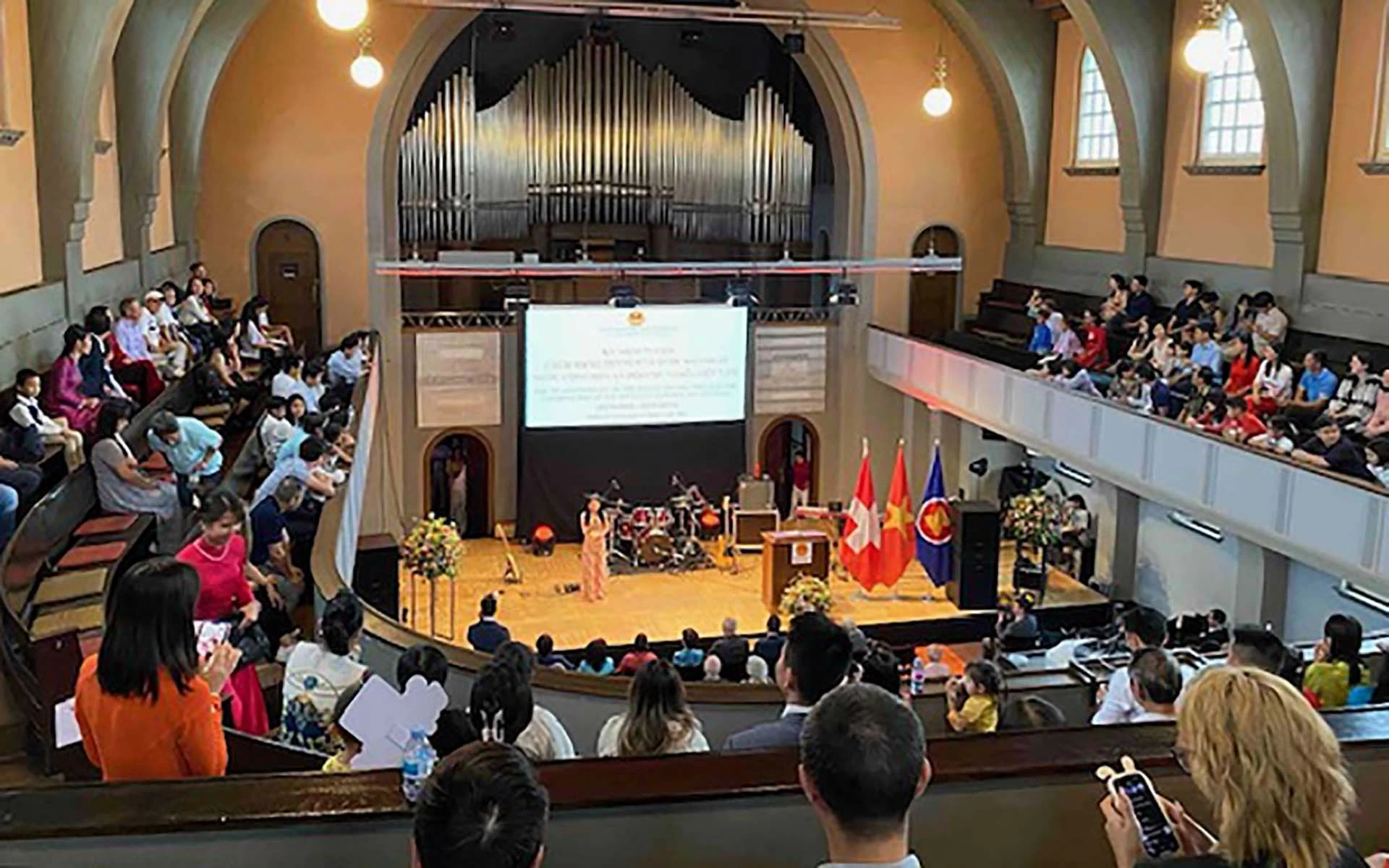 Thắp sáng niềm tự hào về lịch sử hào hùng của dân tộc, tôn vinh tiếng Việt trong cộng đồng người Việt tại Thụy Sỹ Thắp sáng niềm tự hào về lịch sử hào hùng của dân tộc, tôn vinh tiếng Việt trong cộng đồng người Việt tại Thụy Sỹ