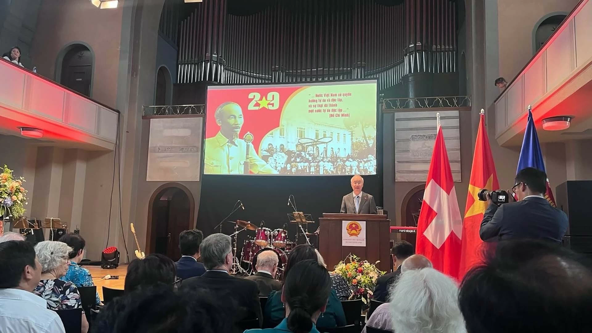 Thắp sáng niềm tự hào về lịch sử hào hùng của dân tộc, tôn vinh tiếng Việt trong cộng đồng người Việt tại Thụy Sỹ Thắp sáng niềm tự hào về lịch sử hào hùng của dân tộc, tôn vinh tiếng Việt trong cộng đồng người Việt tại Thụy Sỹ