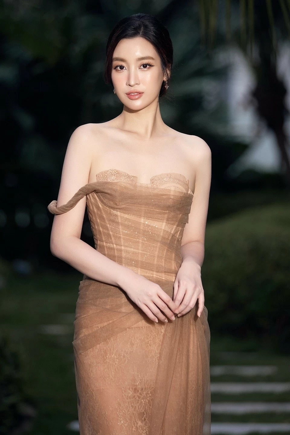 Đầm xuyên thấu làm nổi bật phần eo phẳng của Hoa hậu Đỗ Mỹ Linh. Đầm xuyên thấu làm nổi bật phần eo phẳng của Hoa hậu Đỗ Mỹ Linh.