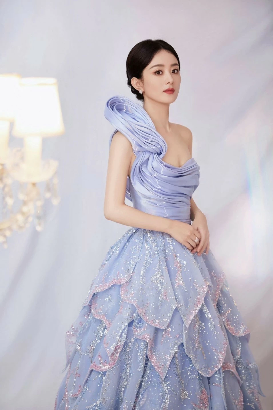 Triệu Lệ Dĩnh Diễn viên Triệu Lệ Dĩnh thu hút mọi ánh nhìn bởi phong cách ngọt ngào cùng gương mặt 'trẻ thơ'