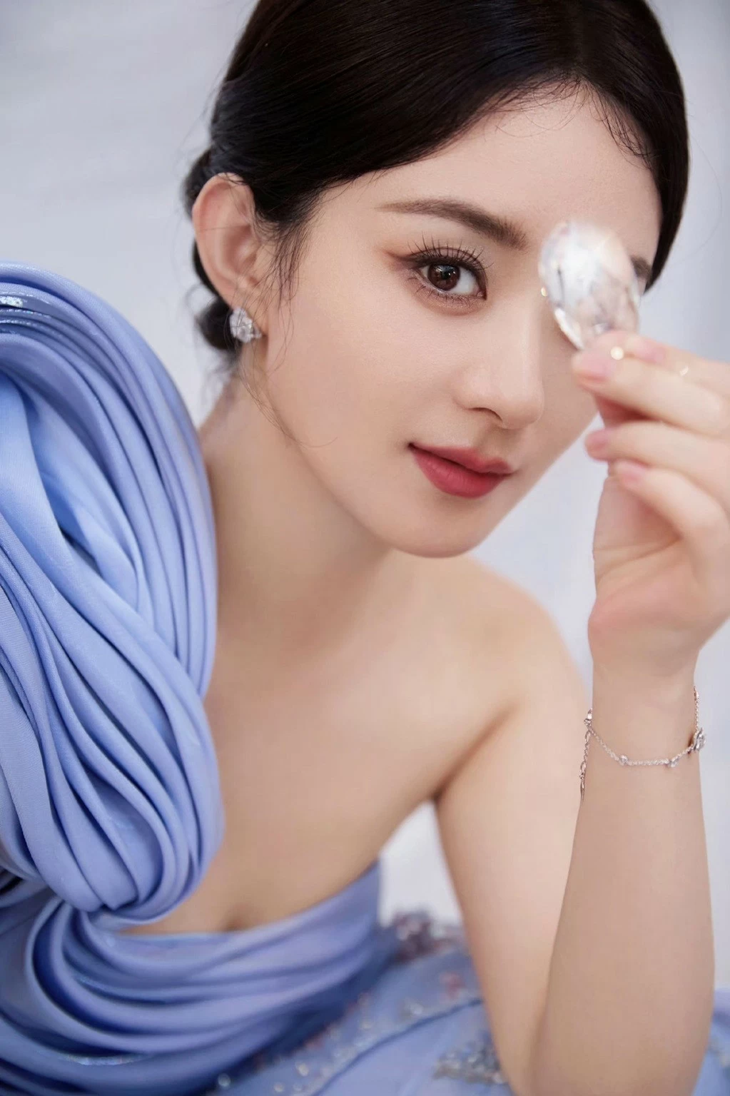 Triệu Lệ Dĩnh Diễn viên Triệu Lệ Dĩnh thu hút mọi ánh nhìn bởi phong cách ngọt ngào cùng gương mặt 'trẻ thơ'