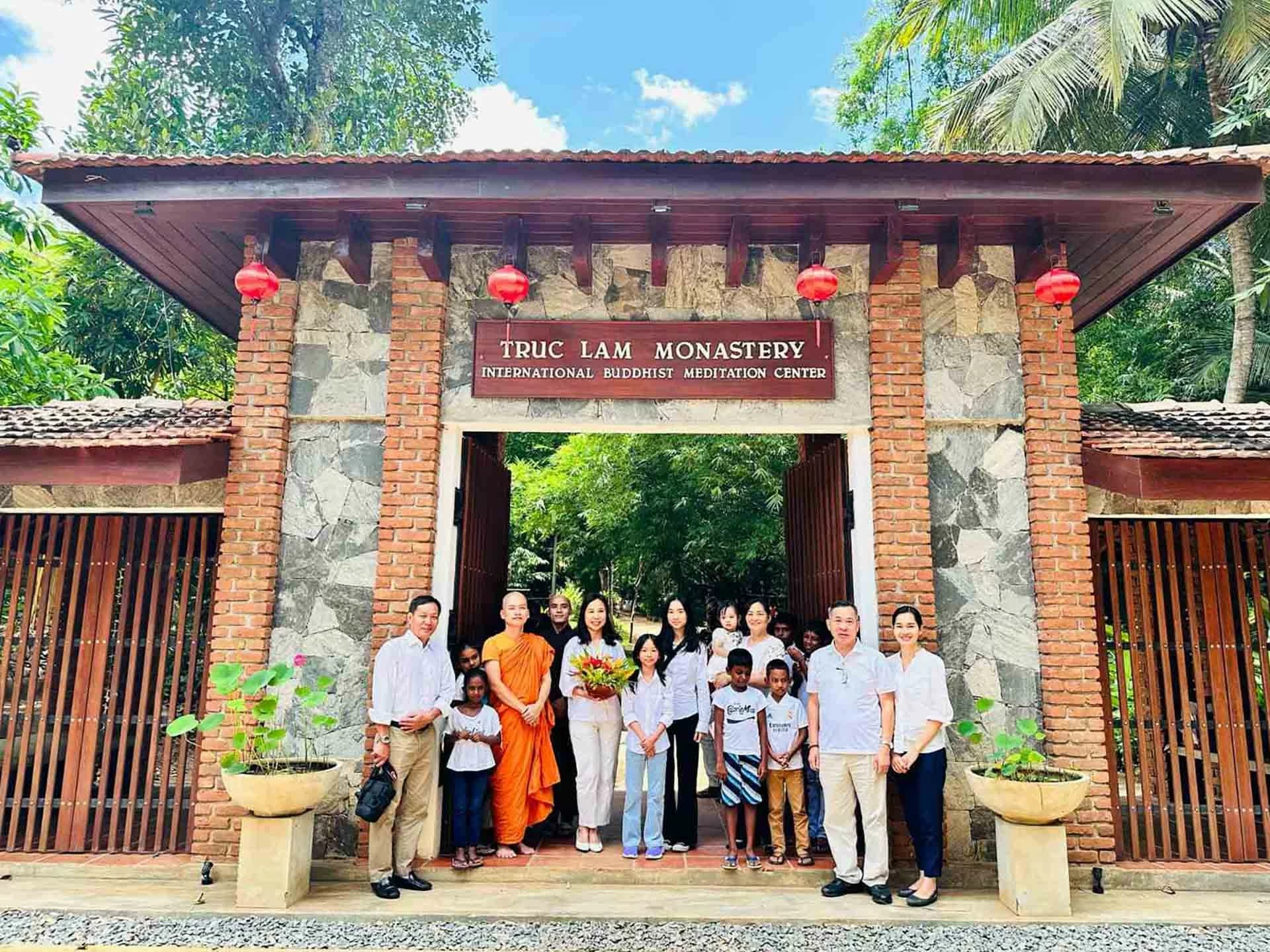 Đại sứ Trịnh Thị Tâm thăm chùa Việt Nam dịp lễ Vu lan và giao lưu với các cháu Sri Lanka học tiếng Việt Đại sứ Trịnh Thị Tâm thăm chùa Việt Nam dịp lễ Vu lan và giao lưu với các cháu Sri Lanka học tiếng Việt