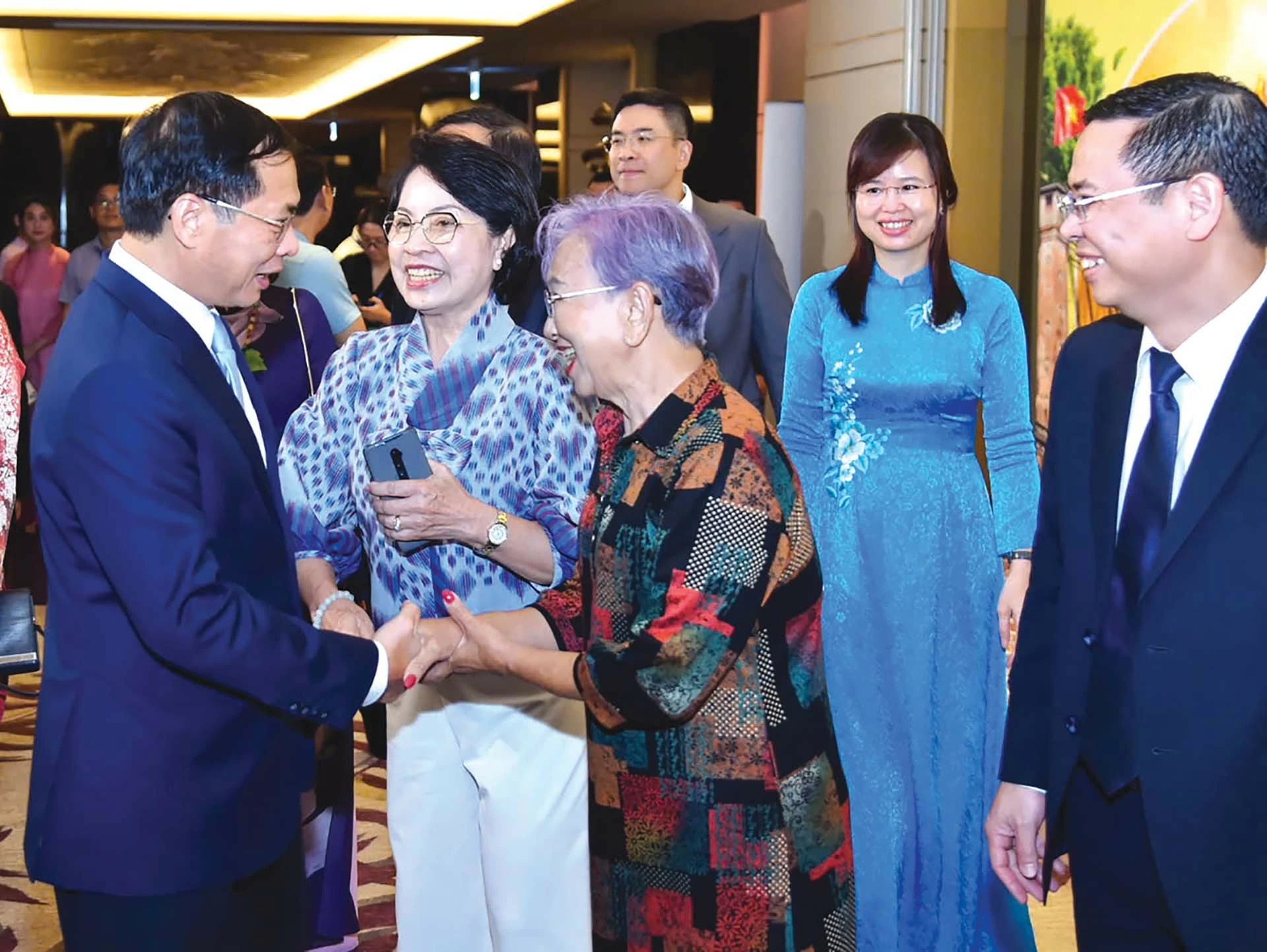 Bộ trưởng Ngoại giao Bùi Thanh Sơn trao đổi với bà con kiều bào bên lề sự kiện ngày 21/8 . (Ảnh: Tuấn Anh) Bộ trưởng Ngoại giao Bùi Thanh Sơn trao đổi với bà con kiều bào bên lề sự kiện ngày 21/8 . (Ảnh: Tuấn Anh)