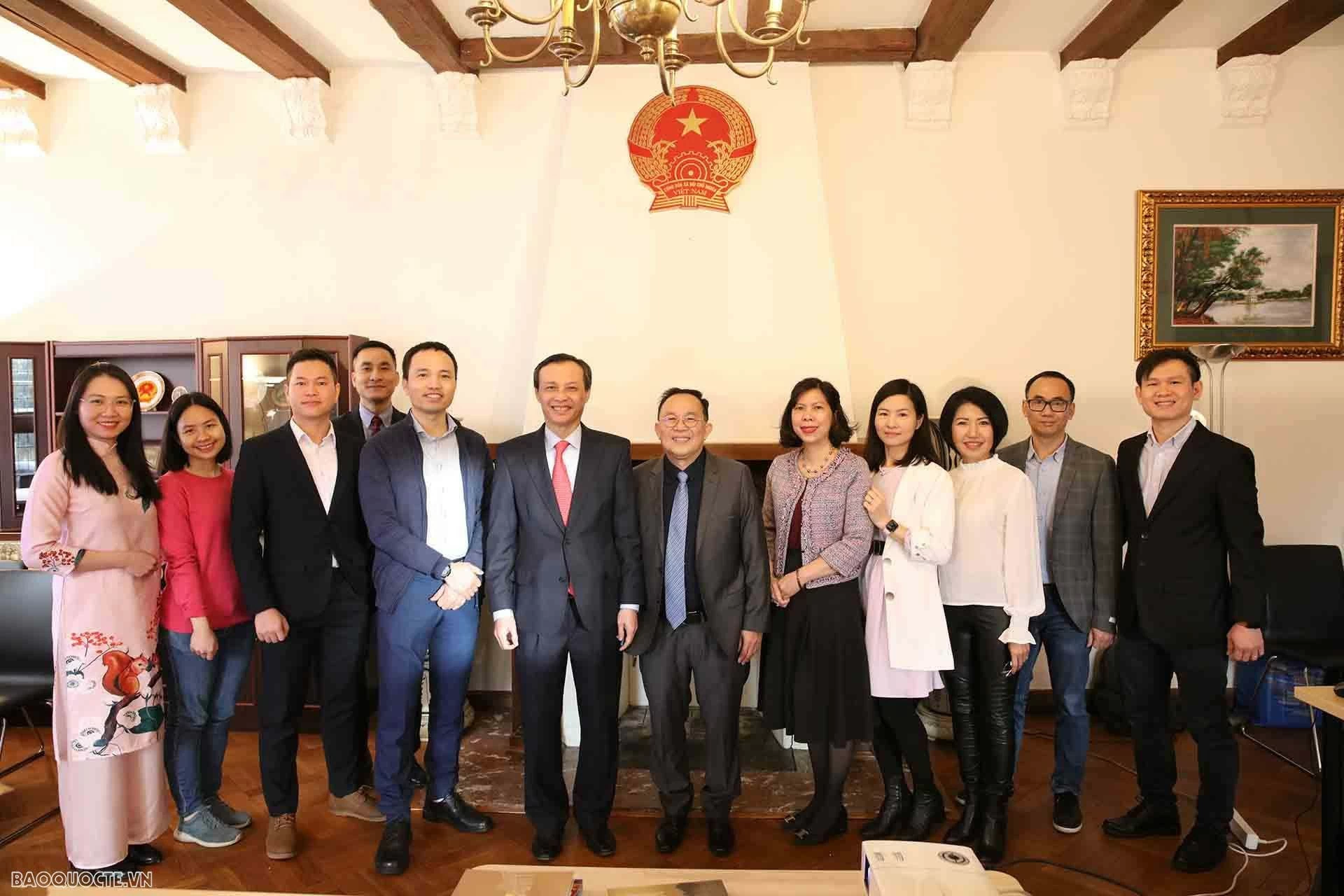 Đại sứ Việt Nam tại Đan Mạch Lương Thanh Nghị cùng các thành viên Hội chuyên gia, trí thức Việt Nam tại Đan Mạch. (Nguồn: Đại sứ quán Việt Nam tại Đan Mạch) Đại sứ Việt Nam tại Đan Mạch Lương Thanh Nghị cùng các thành viên Hội chuyên gia, trí thức Việt Nam tại Đan Mạch. (Nguồn: Đại sứ quán Việt Nam tại Đan Mạch)