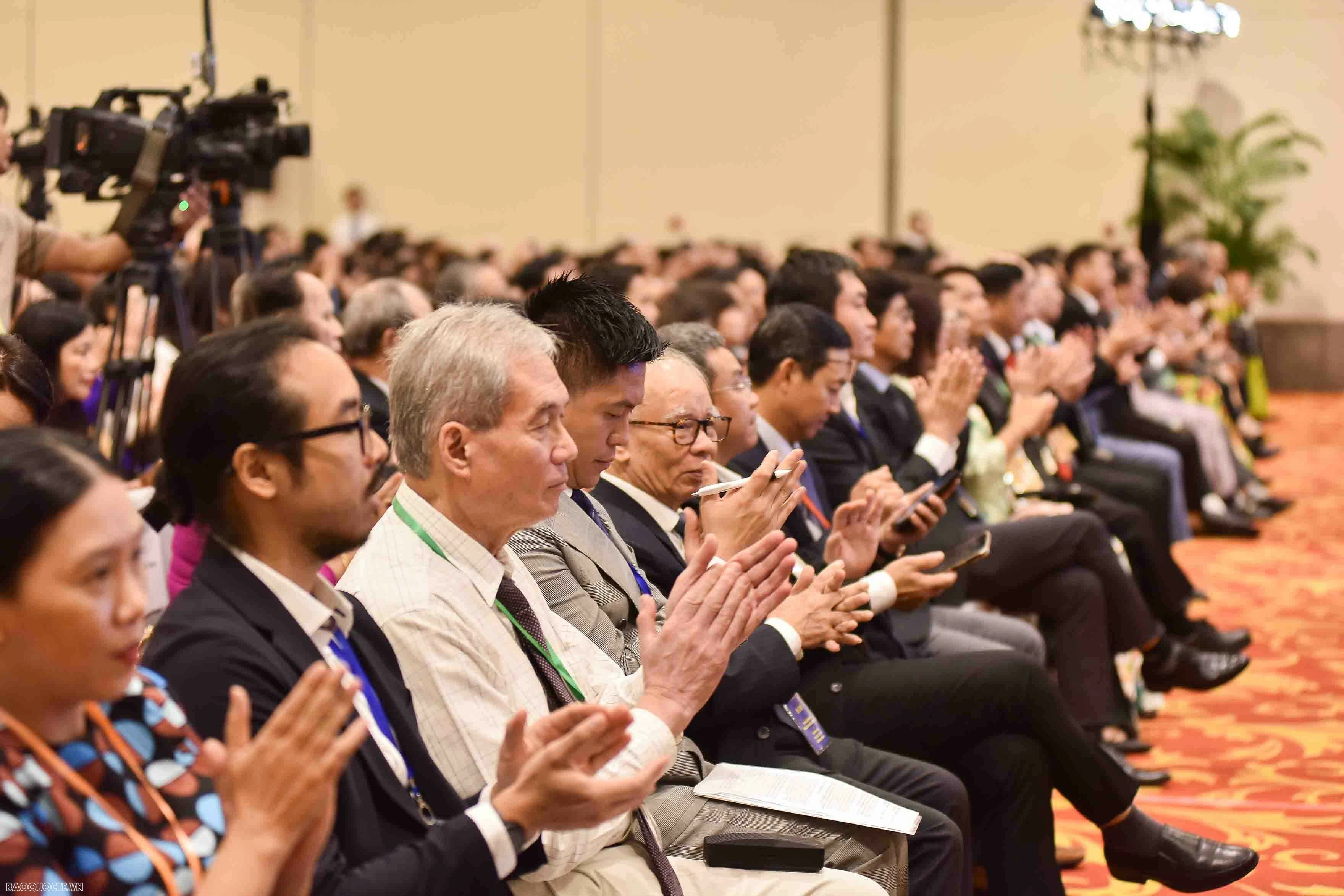 Đất nước luôn nỗ lực để 'nghe cho thấu, thấy cho rõ, hiểu cho hết' tâm tư, nguyện vọng của bà con kiều bào Đất nước luôn nỗ lực để 'nghe cho thấu, thấy cho rõ, hiểu cho hết' tâm tư, nguyện vọng của bà con kiều bào