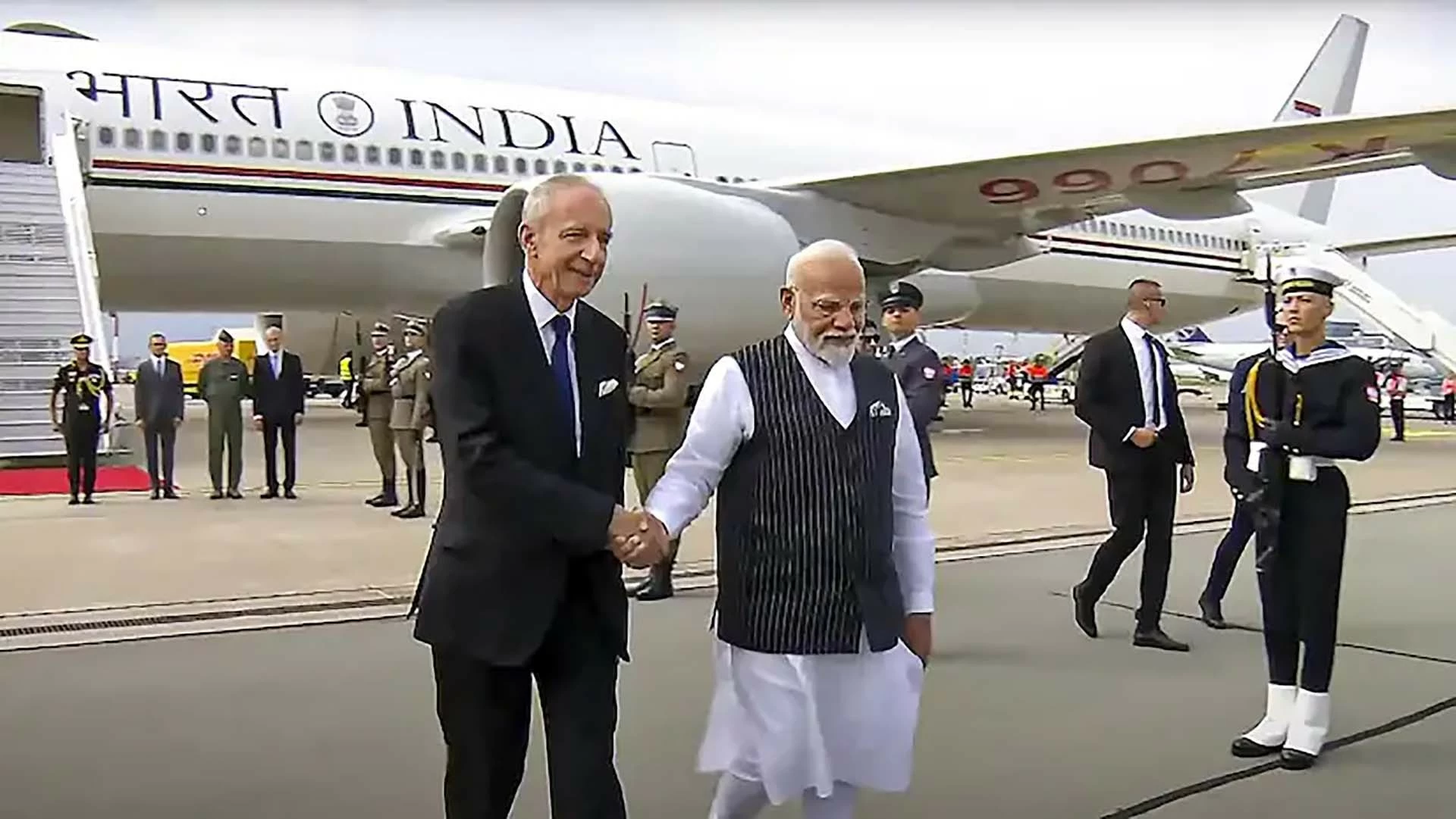 Thủ tướng Ấn Độ Narendra Modi đến thủ đô Warsaw, Ba Lan, ngày 21/8.(Nguồn: PTI) Thủ tướng Ấn Độ Narendra Modi đến thủ đô Warsaw, Ba Lan, ngày 21/8.(Nguồn: PTI)