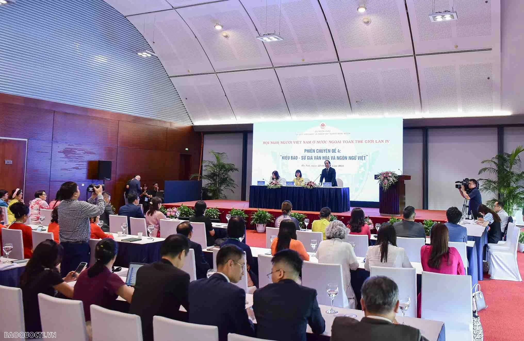 Phiên 4: Kiều bào - Sứ giả văn hóa và ngôn ngữ Việt”. (Ảnh: Nguyễn Hồng) Phiên 4: Kiều bào - Sứ giả văn hóa và ngôn ngữ Việt”. (Ảnh: Nguyễn Hồng)