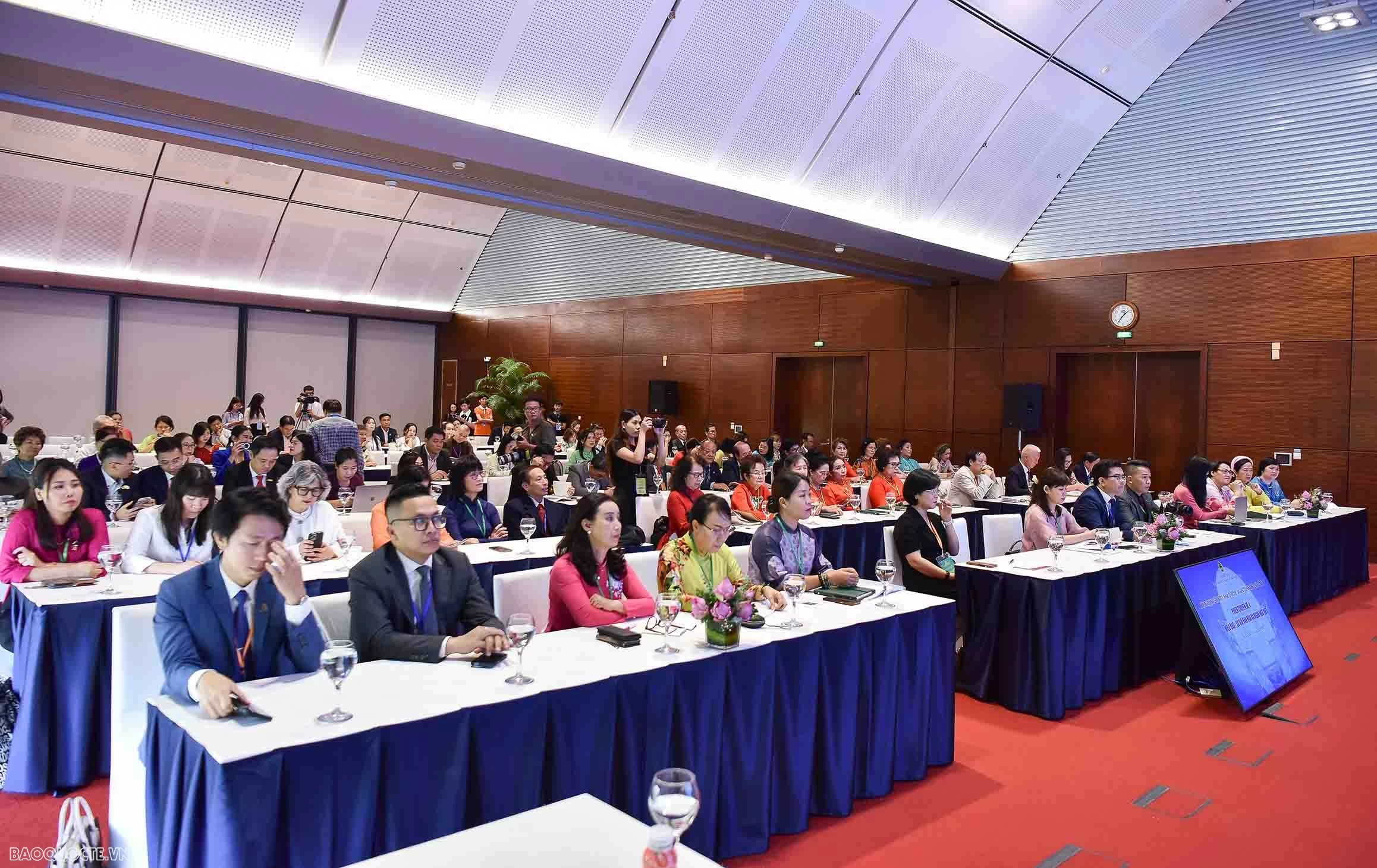 Phiên 4: Kiều bào - Sứ giả văn hóa và ngôn ngữ Việt”. (Ảnh: Nguyễn Hồng) Phiên 4: Kiều bào - Sứ giả văn hóa và ngôn ngữ Việt”. (Ảnh: Nguyễn Hồng)