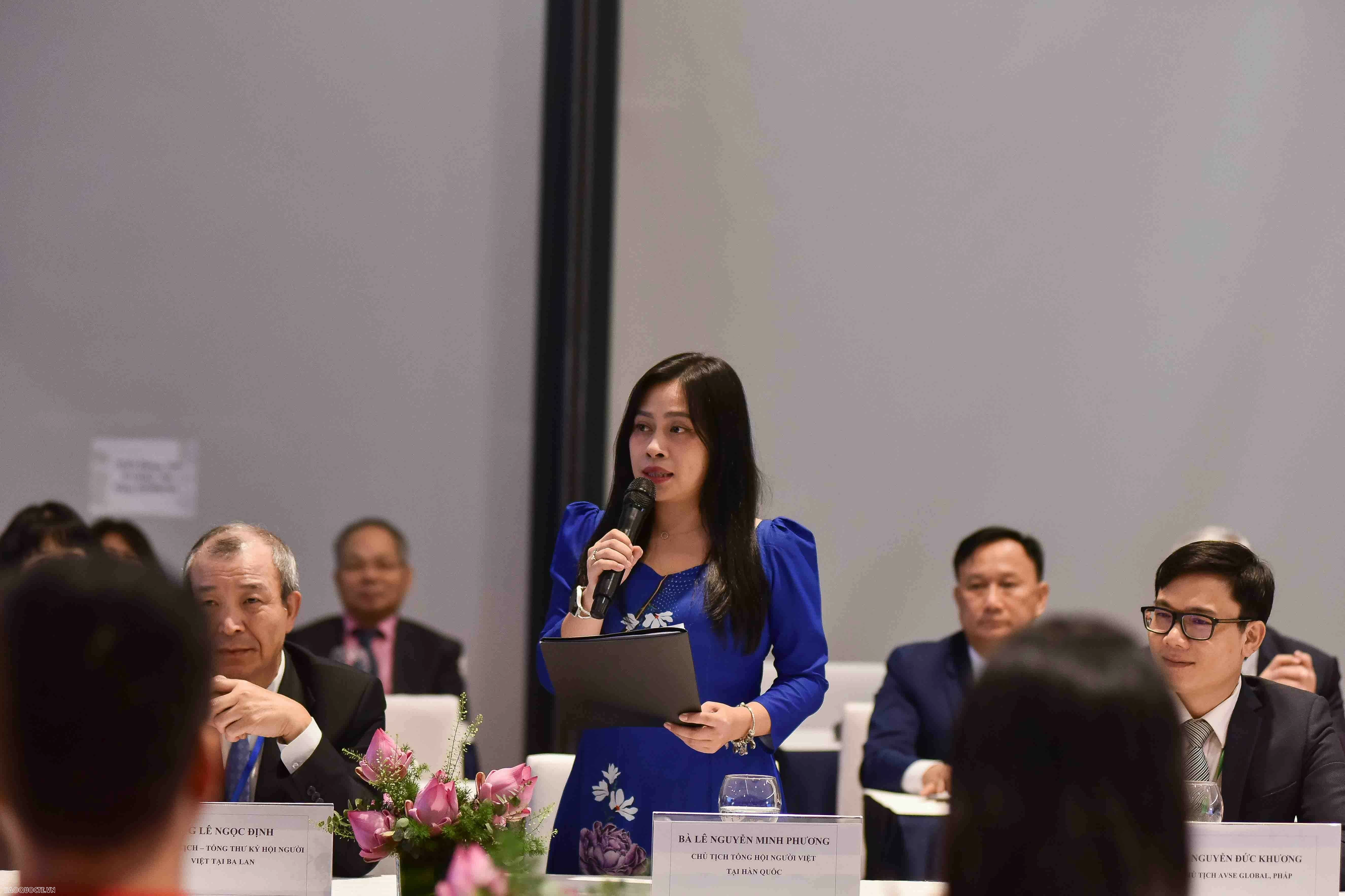 Phiên 3: Đại đoàn kết dân tộc, công tác hội đoàn và vai trò của thế hệ trẻ kiều bào. (Ảnh: Nguyễn Hồng) Phiên 3: Đại đoàn kết dân tộc, công tác hội đoàn và vai trò của thế hệ trẻ kiều bào. (Ảnh: Nguyễn Hồng)