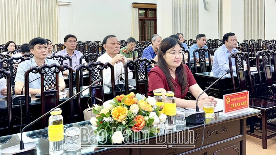 Đồng chí Hà Lan Anh, TUV, Phó Chủ tịch UBND tỉnh dự hội nghị tại điểm cầu tỉnh Nam Định. Đồng chí Hà Lan Anh, TUV, Phó Chủ tịch UBND tỉnh dự hội nghị tại điểm cầu tỉnh Nam Định.