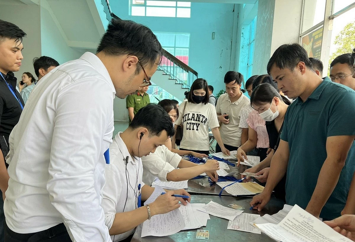 Bất động sản mới nhất: Chấn chỉnh công tác đấu giá đất, Hà Nội duyệt 6 dự án nhà ở xã hội, trường hợp duy nhất được cấp sổ đỏ hộ gia đình Bất động sản mới nhất: Chấn chỉnh công tác đấu giá đất, Hà Nội duyệt 6 dự án nhà ở xã hội, trường hợp duy nhất được cấp sổ đỏ hộ gia đình