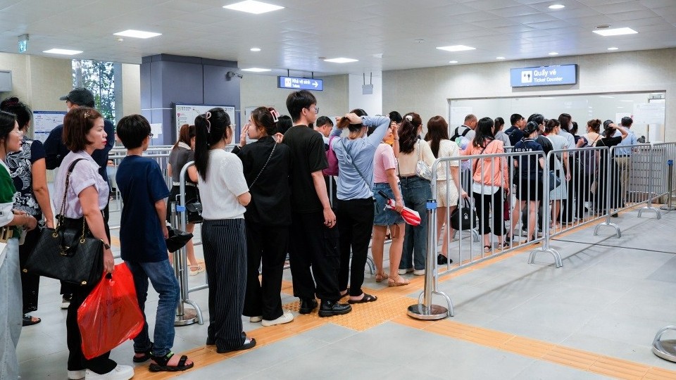 Tuyến metro Nhổn - ga Hà Nội ngày đầu mở bán, khách xếp hàng dài mua vé