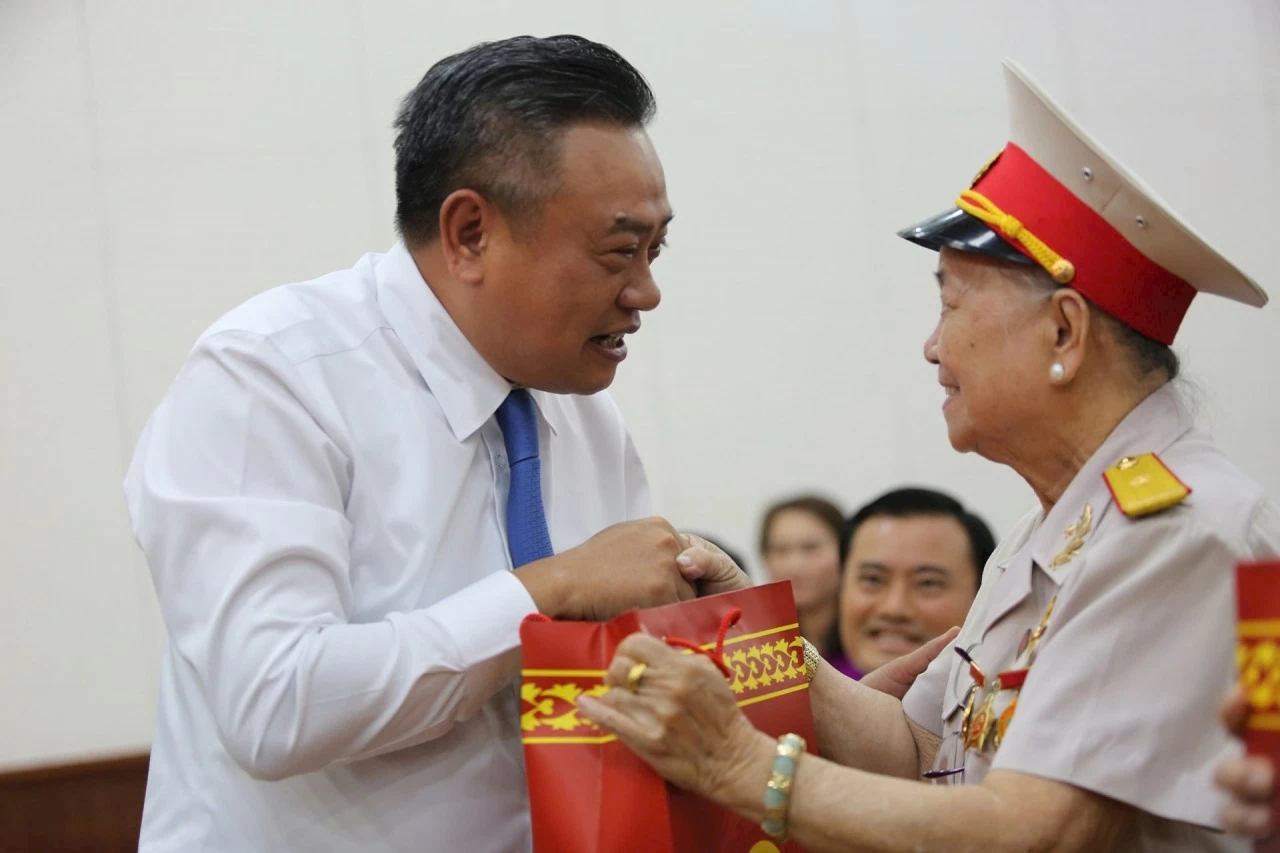 Lãnh đạo Hà Nội thăm, tặng quà các gia đình chính sách, người có công tiêu biểu của TP. Hồ Chí Minh Lãnh đạo Hà Nội thăm, tặng quà các gia đình chính sách, người có công tiêu biểu của TP. Hồ Chí Minh