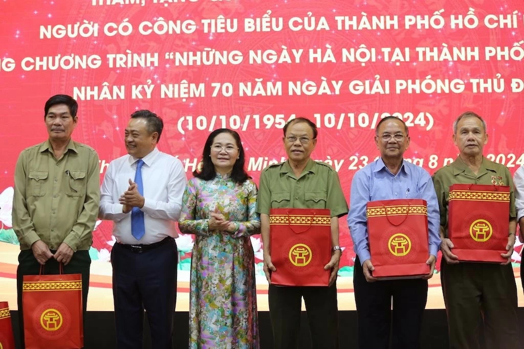 Lãnh đạo Hà Nội thăm, tặng quà các gia đình chính sách, người có công tiêu biểu của TP. Hồ Chí Minh Lãnh đạo Hà Nội thăm, tặng quà các gia đình chính sách, người có công tiêu biểu của TP. Hồ Chí Minh