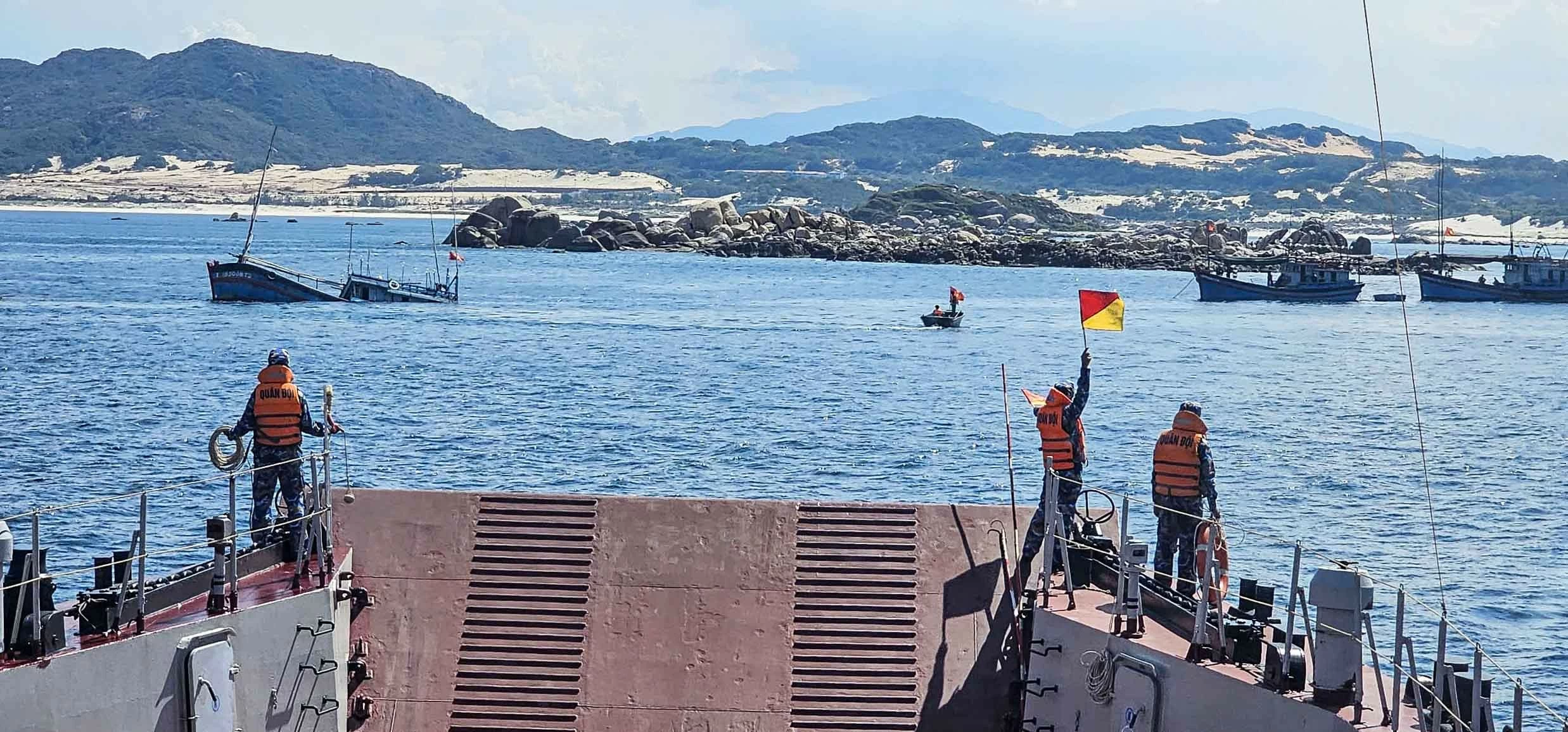 Vùng 4 Hải quân tích cực hỗ trợ ngư dân gặp nạn trên biển. (Ảnh: Khắc Thành) Vùng 4 Hải quân tích cực hỗ trợ ngư dân gặp nạn trên biển. (Ảnh: Khắc Thành)