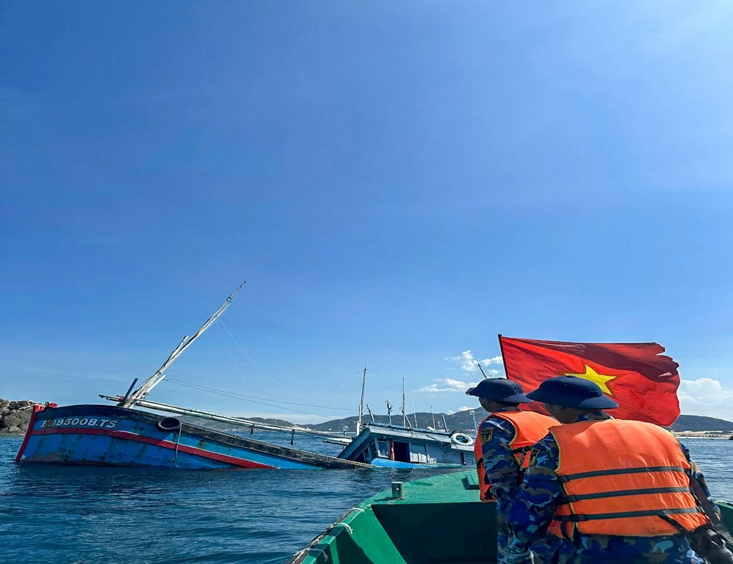 Cán bộ tàu 524 đang tiếp cận tàu cá gặp nạn Cán bộ tàu 524 đang tiếp cận tàu cá gặp nạn