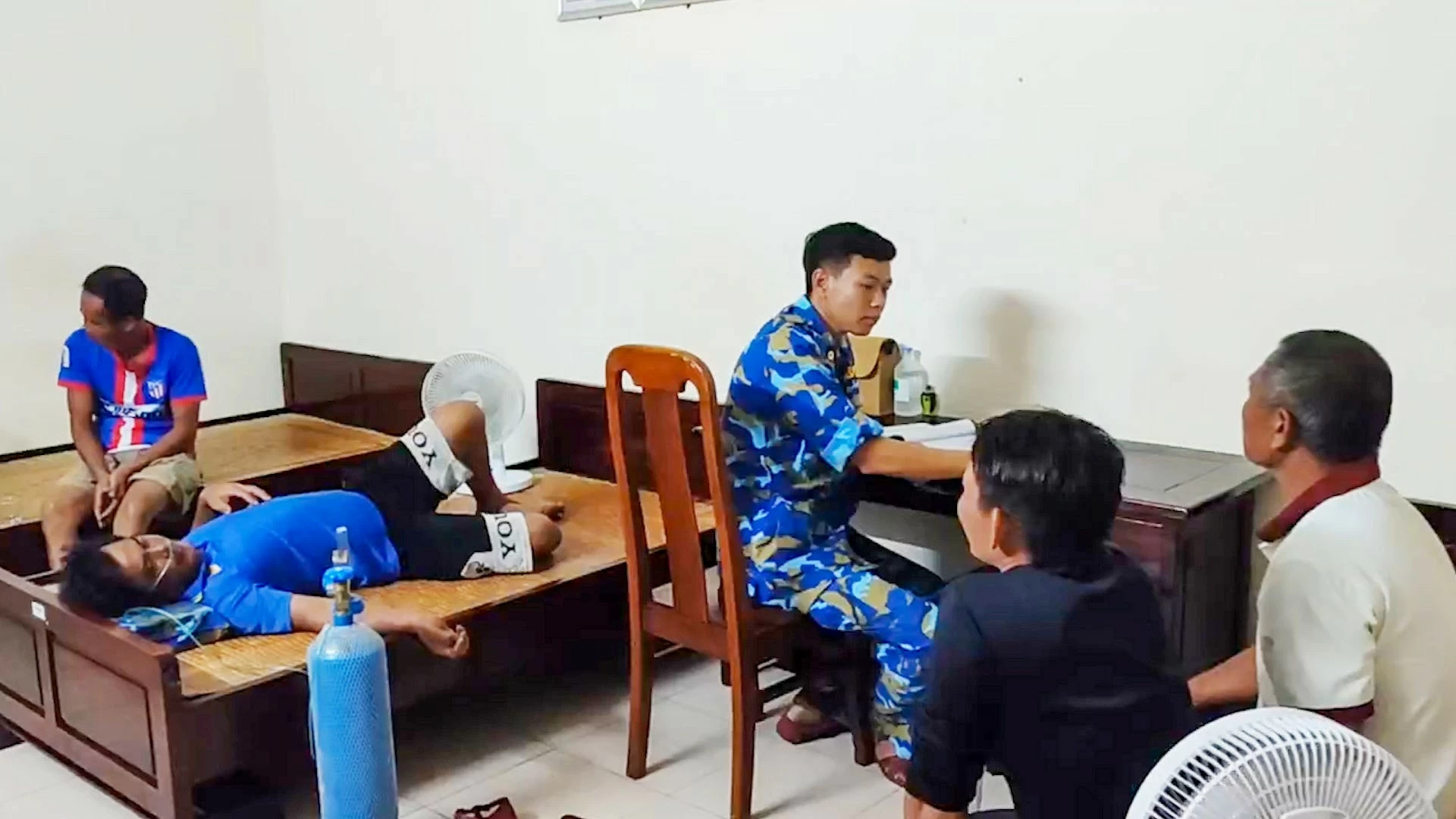 Vùng 4 Hải quân tích cực hỗ trợ ngư dân gặp nạn trên biển Vùng 4 Hải quân tích cực hỗ trợ ngư dân gặp nạn trên biển