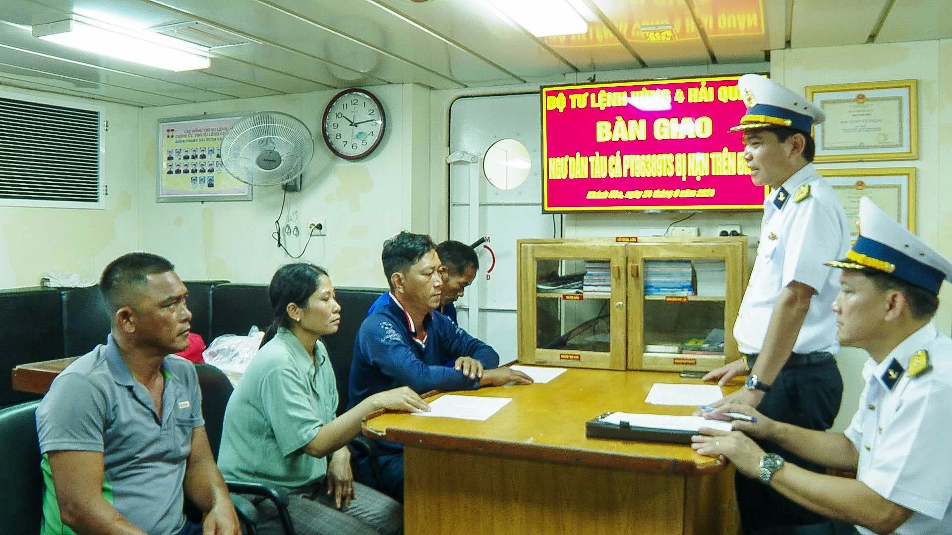 Vùng 4 Hải quân tích cực hỗ trợ ngư dân gặp nạn trên biển Vùng 4 Hải quân tích cực hỗ trợ ngư dân gặp nạn trên biển