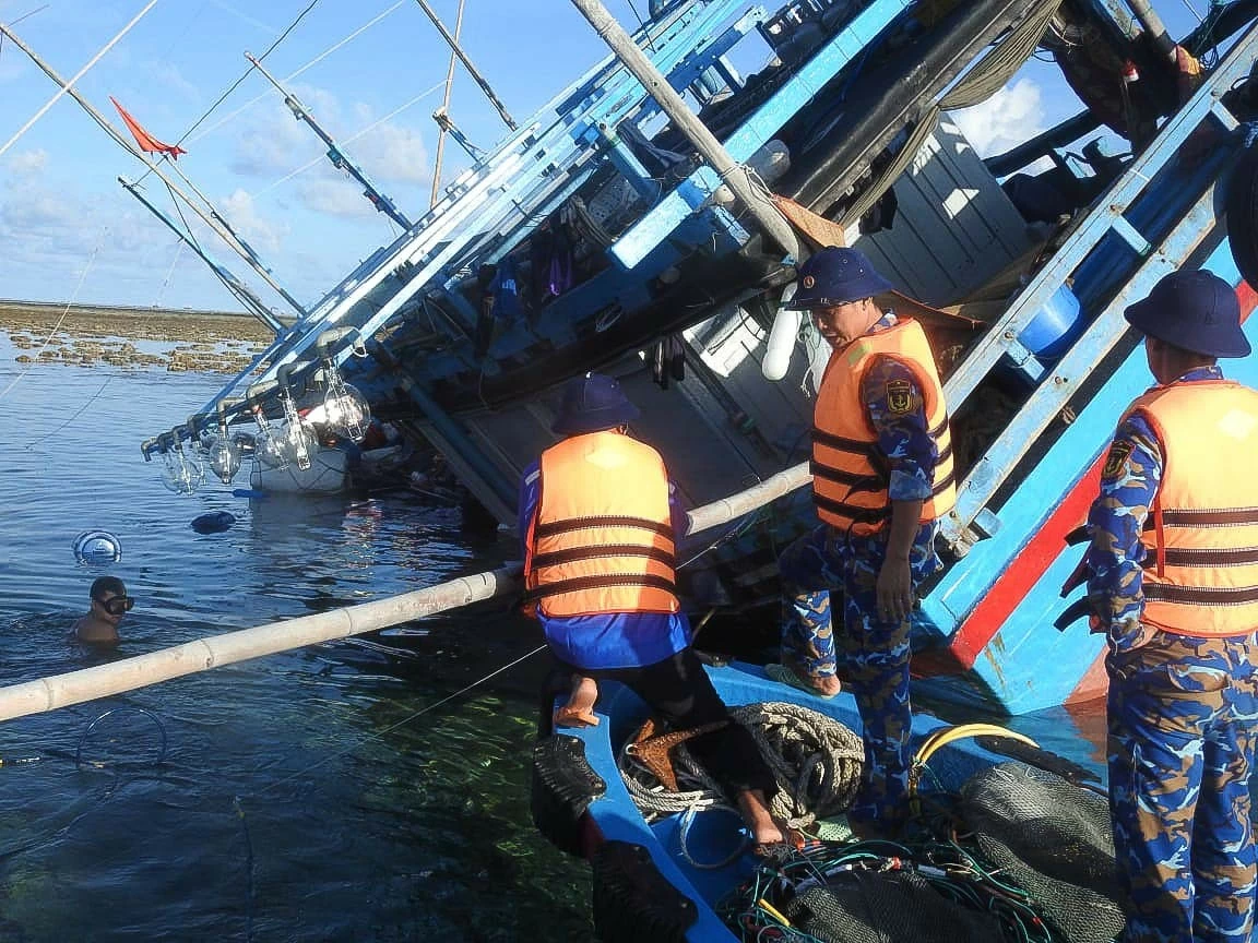 Vùng 4 Hải quân tích cực hỗ trợ ngư dân gặp nạn trên biển Vùng 4 Hải quân tích cực hỗ trợ ngư dân gặp nạn trên biển