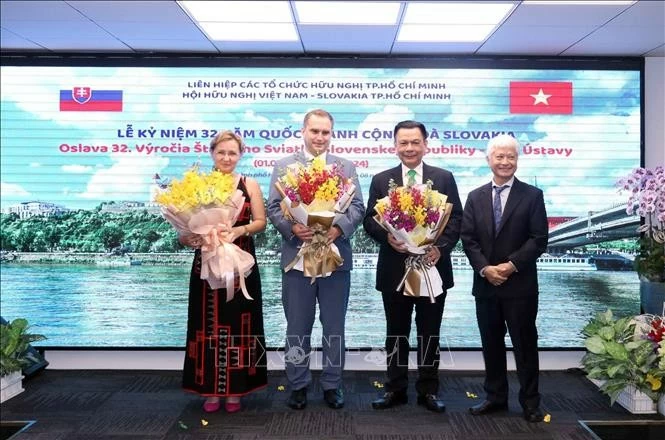 Lãnh đạo Hội Hữu nghị Việt Nam- Slovakia Thành phố Hồ Chí Minh tặng hoa các đại biểu có nhiều đóng góp cho hoạt động của Hội. Ảnh: Xuân Khu - TTXVN Lãnh đạo Hội Hữu nghị Việt Nam- Slovakia Thành phố Hồ Chí Minh tặng hoa các đại biểu có nhiều đóng góp cho hoạt động của Hội. Ảnh: Xuân Khu - TTXVN