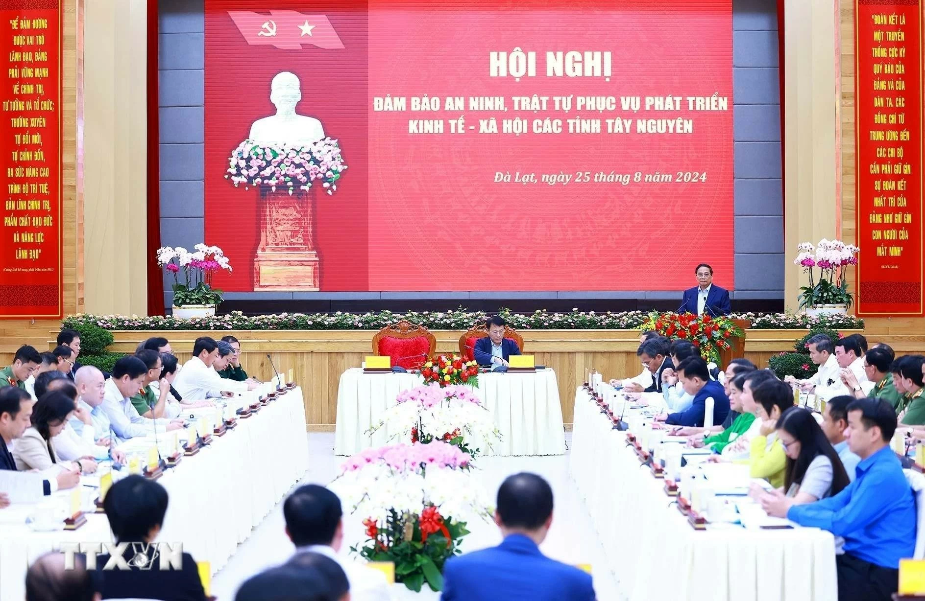 Thủ tướng Phạm Minh Chính: Muốn giữ vững an ninh-trật tự, người dân phải có cuộc sống ấm no Thủ tướng Phạm Minh Chính: Muốn giữ vững an ninh-trật tự, người dân phải có cuộc sống ấm no
