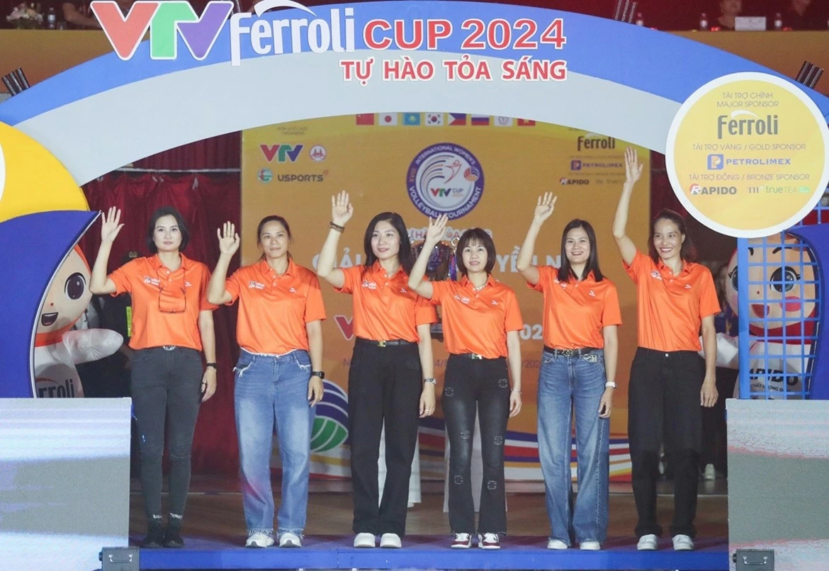 Kim Huệ (trái) cùng với các cựu VĐV thế hệ vàng bóng chuyền nữ Việt Nam là Đặng Thị Hồng, Phạm Thị Yến, Thu Trang, Nguyễn Thị Xuân, Bùi Thị Huệ xuất hiện tại VTV Cup 2024 trong vai trò những khách mời, bình luận viên... Trong số này, Kim Huệ là người khoác áo tuyển bóng chuyền nữ Việt Nam thi đấu ở kỳ VTV Cup đầu tiên tổ chức năm 2004. Kim Huệ (trái) cùng với các cựu VĐV thế hệ vàng bóng chuyền nữ Việt Nam là Đặng Thị Hồng, Phạm Thị Yến, Thu Trang, Nguyễn Thị Xuân, Bùi Thị Huệ xuất hiện tại VTV Cup 2024 trong vai trò những khách mời, bình luận viên... Trong số này, Kim Huệ là người khoác áo tuyển bóng chuyền nữ Việt Nam thi đấu ở kỳ VTV Cup đầu tiên tổ chức năm 2004.