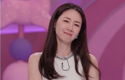 Choi Ji Woo xúc động chia sẻ trải nghiệm sinh con ở tuổi 45