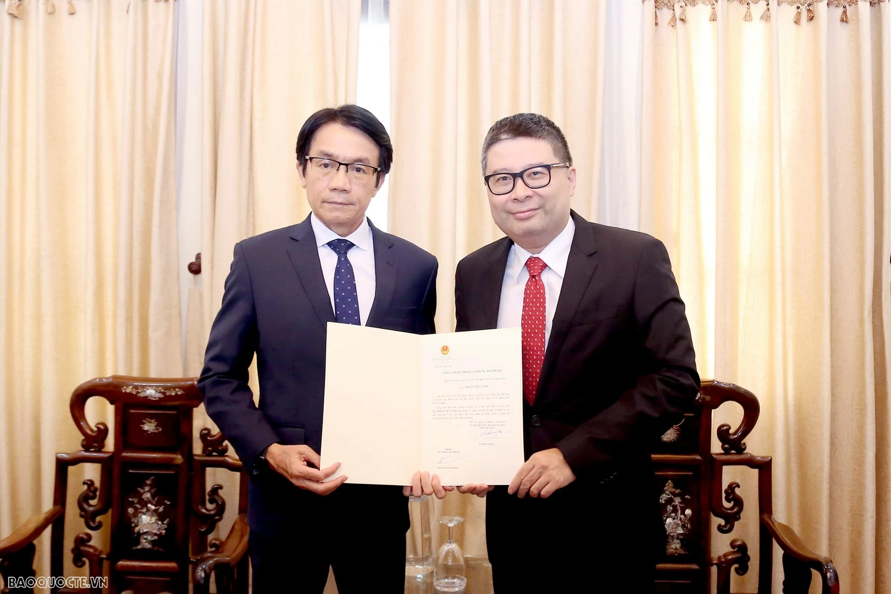 Bộ Ngoại giao trao Giấy Chấp nhận lãnh sự cho Tổng Lãnh sự danh dự Cộng hòa Hồi giáo Pakistan tại Thành phố Hồ Chí Minh. Bộ Ngoại giao trao Giấy Chấp nhận lãnh sự cho Tổng Lãnh sự danh dự Cộng hòa Hồi giáo Pakistan tại Tp Hồ Chí Minh