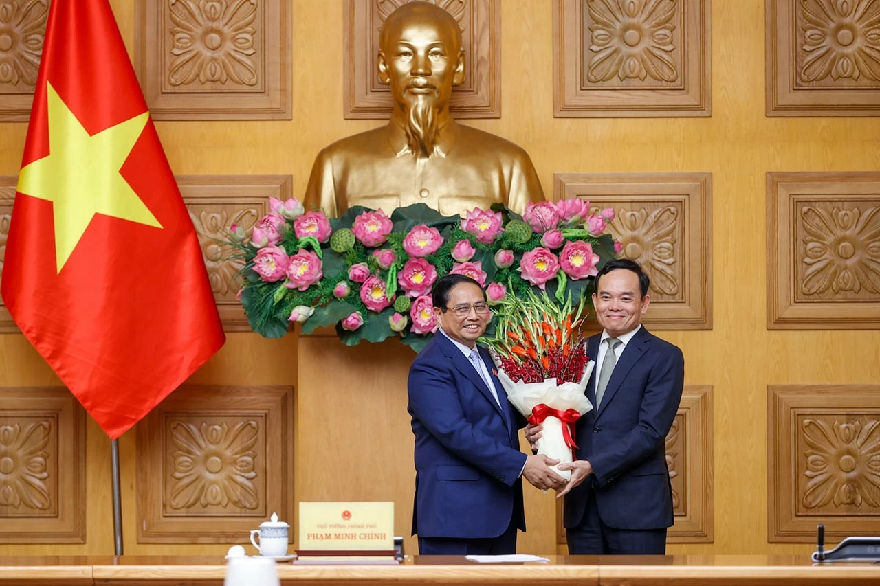 Thay mặt Chính phủ, Thủ tướng Phạm Minh Chính chúc mừng đồng chí Trần Lưu Quang được Bộ Chính trị tin tưởng, điều động, phân công giữ chức Trưởng Ban Kinh tế Trung ương. Thay mặt Chính phủ, Thủ tướng Phạm Minh Chính chúc mừng đồng chí Trần Lưu Quang được Bộ Chính trị tin tưởng, điều động, phân công giữ chức Trưởng Ban Kinh tế Trung ương.