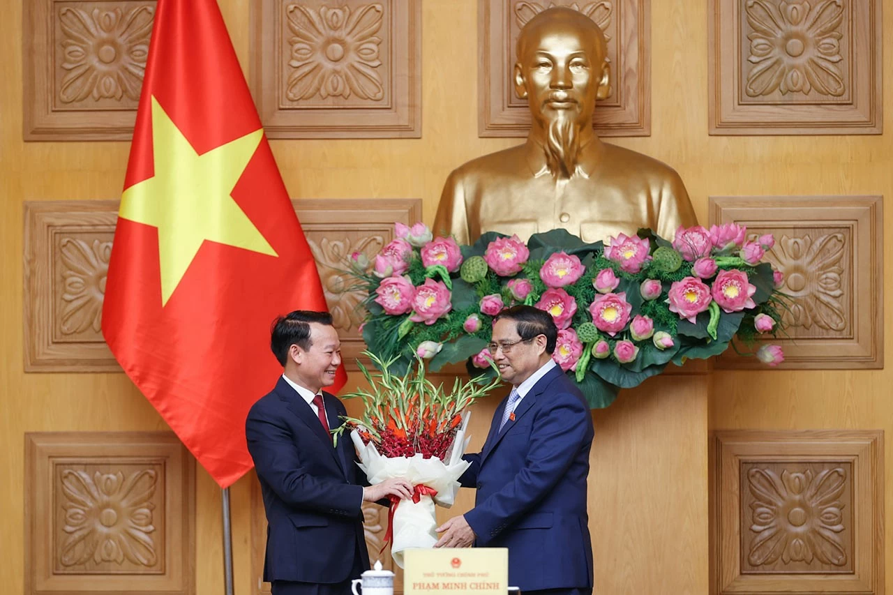 Thủ tướng Phạm Minh Chính chúc mừng đồng chí Đỗ Đức Duy được bổ nhiệm giữ chức Bộ trưởng Bộ Tài nguyên và Môi trường. Thủ tướng Phạm Minh Chính chúc mừng đồng chí Đỗ Đức Duy được bổ nhiệm giữ chức Bộ trưởng Bộ Tài nguyên và Môi trường.