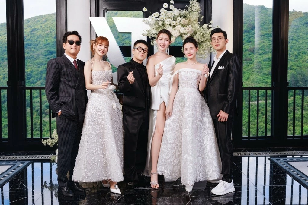 Midu và ông xã Minh Đạt sánh đôi đến dự show thời trang cưới Vợ chồng Midu cùng diễn viên Nhã Phương, Trường Giang dự show thời trang cưới