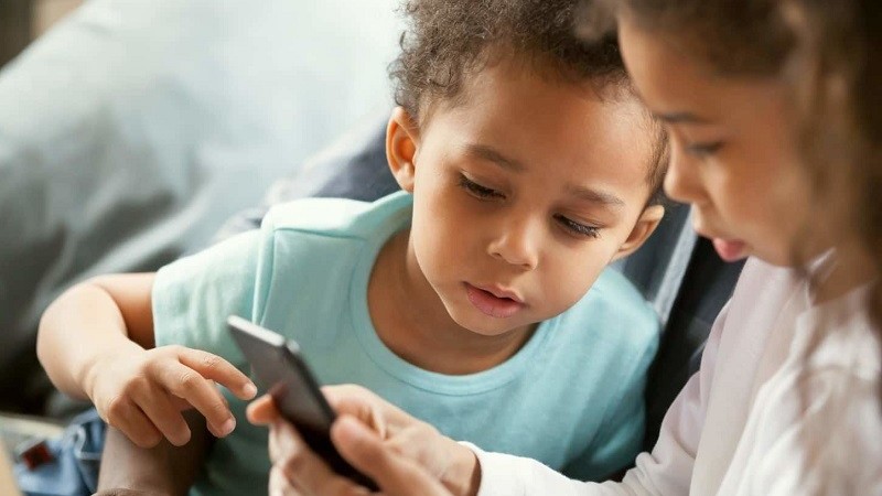 Bill Gates cảnh báo tác động tiêu cực khi trẻ em dùng smartphone quá mức