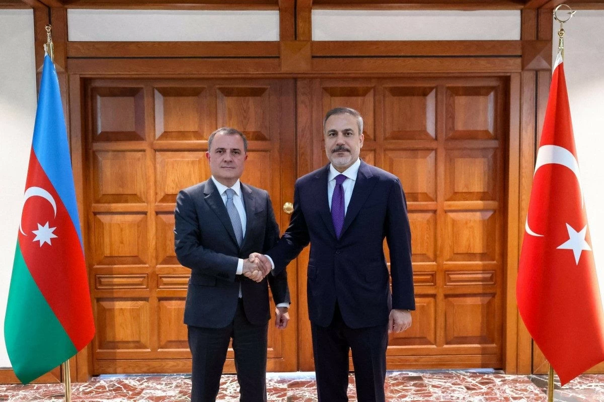 Ngoại trưởng Thổ Nhĩ Kỳ Hakan Fidan (phải) gặp người đồng cấp Azerbaijan Jeyhun Bayramov tại thủ đô Ankara. (Nguồn: APA) Ngoại trưởng Thổ Nhĩ Kỳ Hakan Fidan (phải) gặp người đồng cấp Azerbaijan Jeyhun Bayramov tại thủ đô Ankara. (Nguồn: APA)
