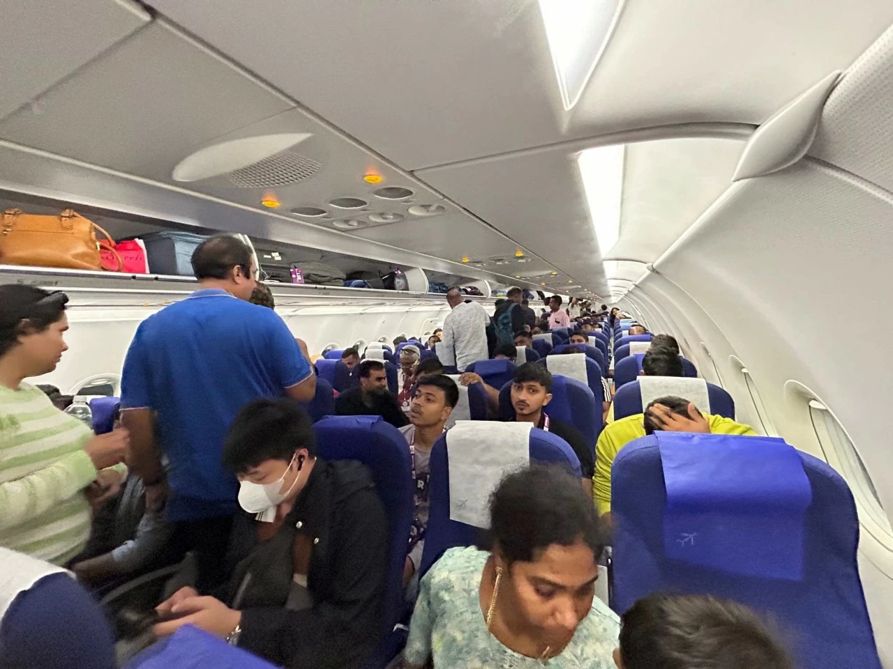 Đoàn khách Ấn Độ của tập đoàn Sun Pharma trên chuyến bay ngày 28/8 đến Việt Nam. (Ảnh: Vinh Hà) Đoàn khách Ấn Độ của tập đoàn Sun Pharma trên chuyến bay ngày 28/8 đến Việt Nam. (Ảnh: Vinh Hà)