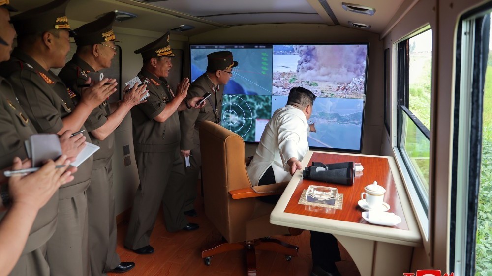 Triều Tiên: Chủ tịch Kim Jong-un thị sát các cuộc thử nghiệm vũ khí, Mỹ cảnh giác, tuyên bố không muốn xung đột