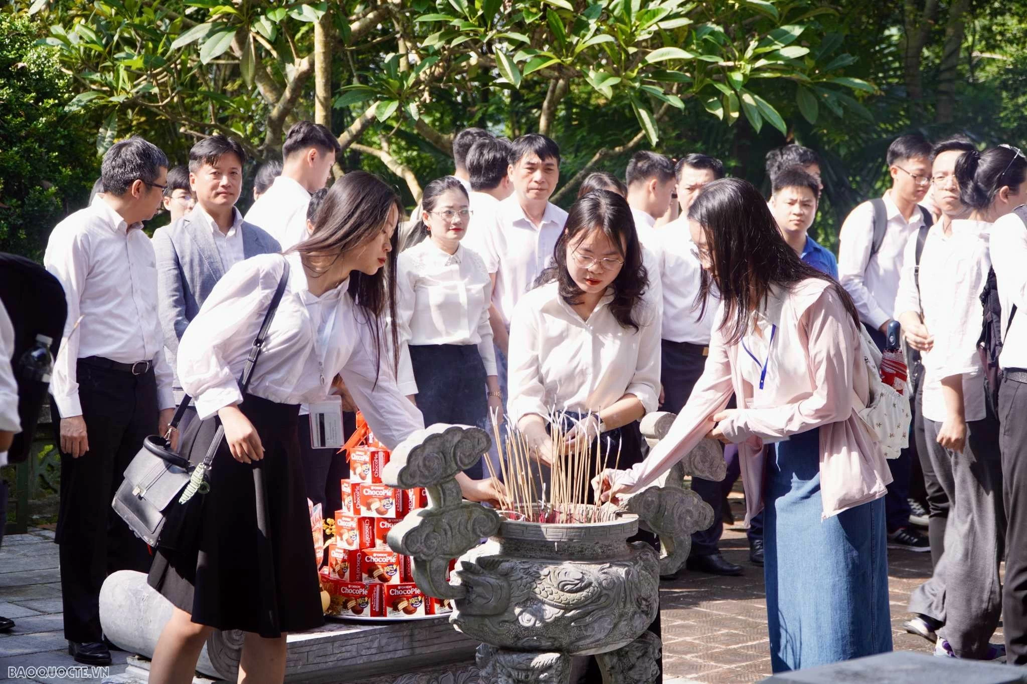 Cán bộ Ngoại giao hướng về cội nguồn Cán bộ Ngoại giao hướng về cội nguồn