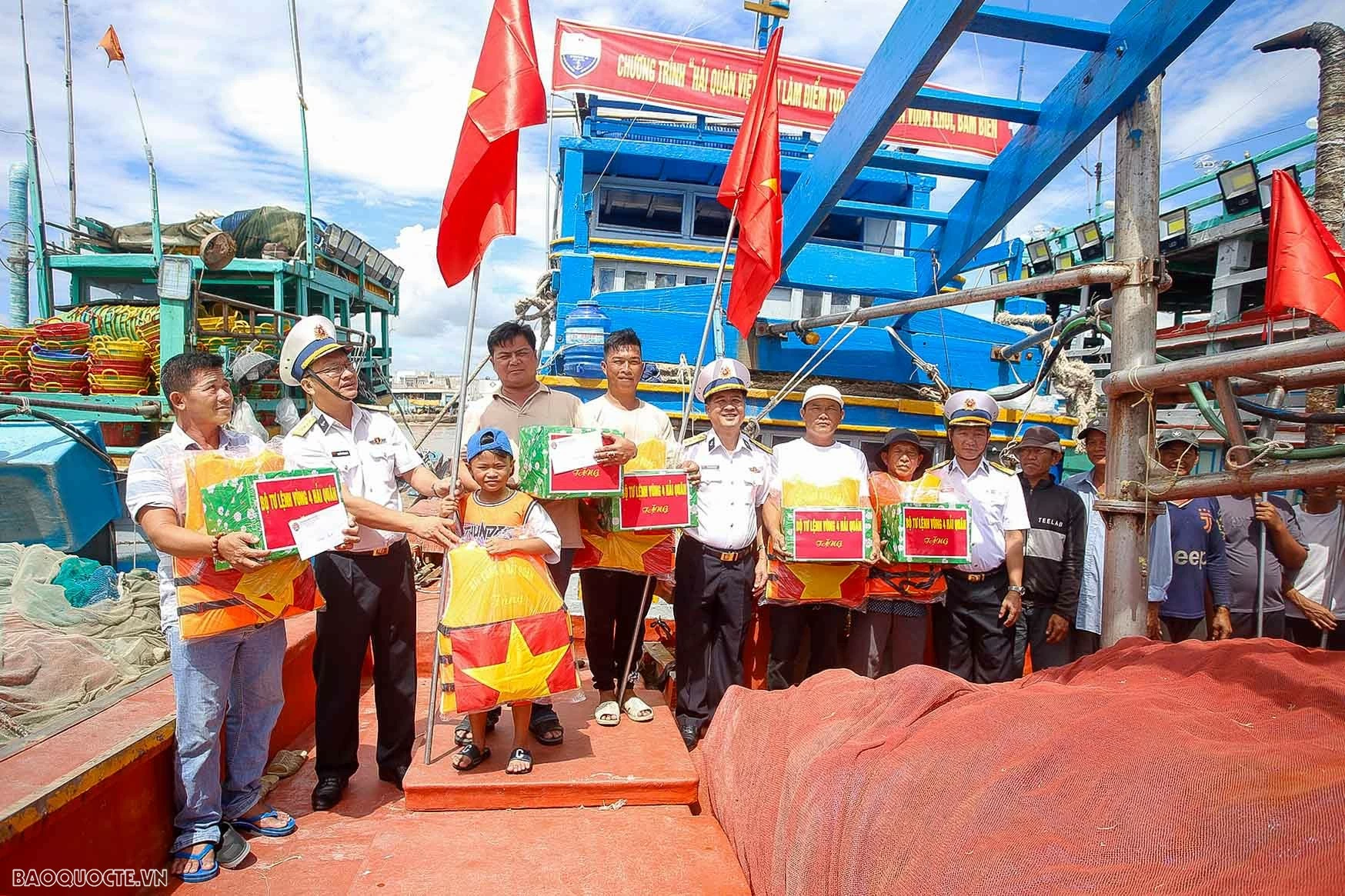 Hải quân Việt Nam – Điểm tựa cho ngư dân vươn khơi, bám biển Hải quân Việt Nam – Điểm tựa cho ngư dân vươn khơi, bám biển