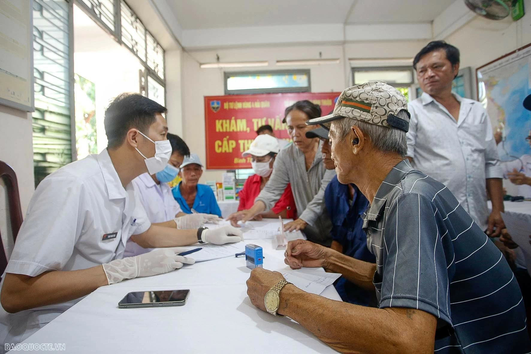 Hải quân Việt Nam – Điểm tựa cho ngư dân vươn khơi, bám biển Hải quân Việt Nam – Điểm tựa cho ngư dân vươn khơi, bám biển