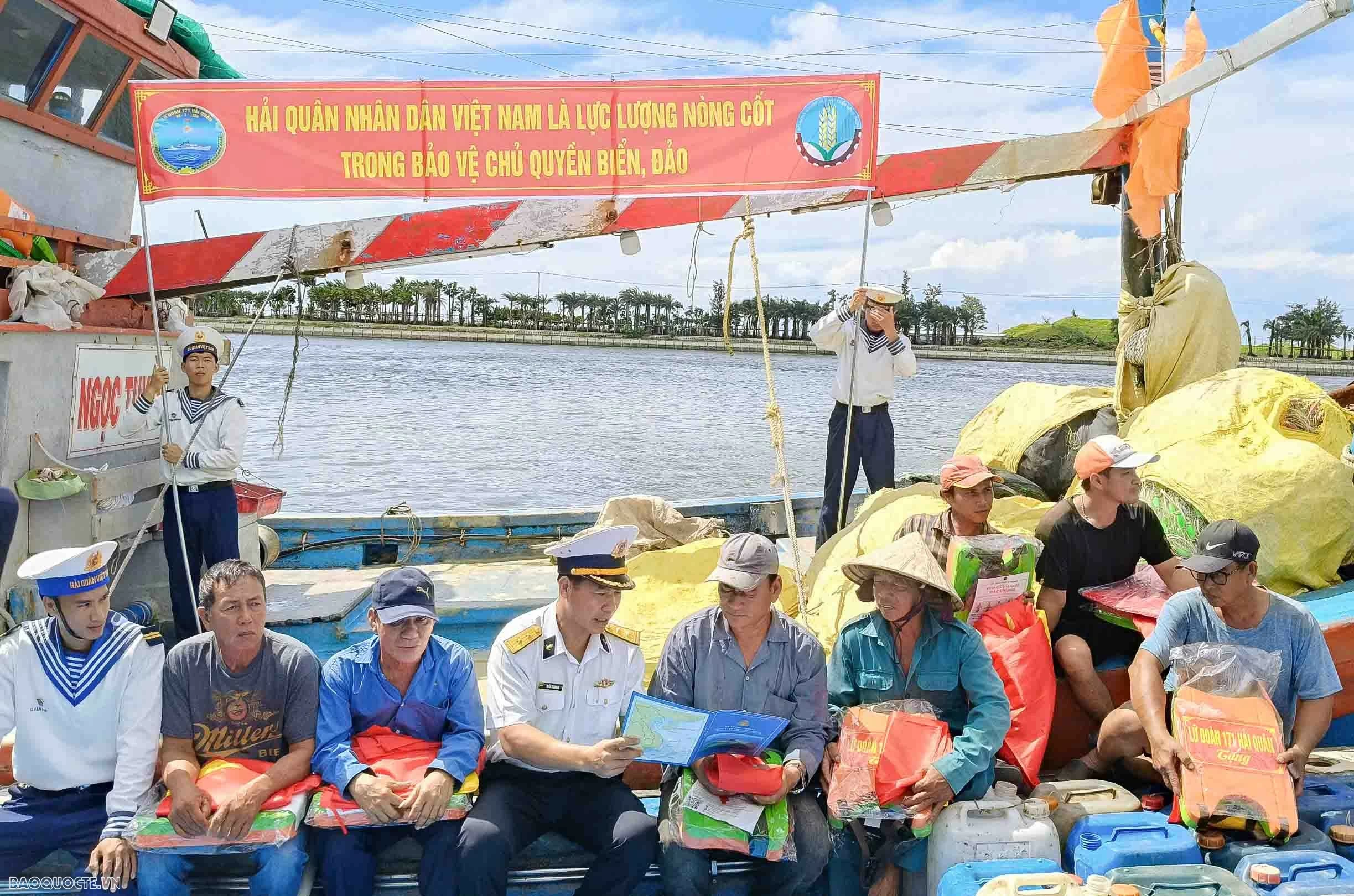 Hải quân Việt Nam – Điểm tựa cho ngư dân vươn khơi, bám biển Hải quân Việt Nam – Điểm tựa cho ngư dân vươn khơi, bám biển