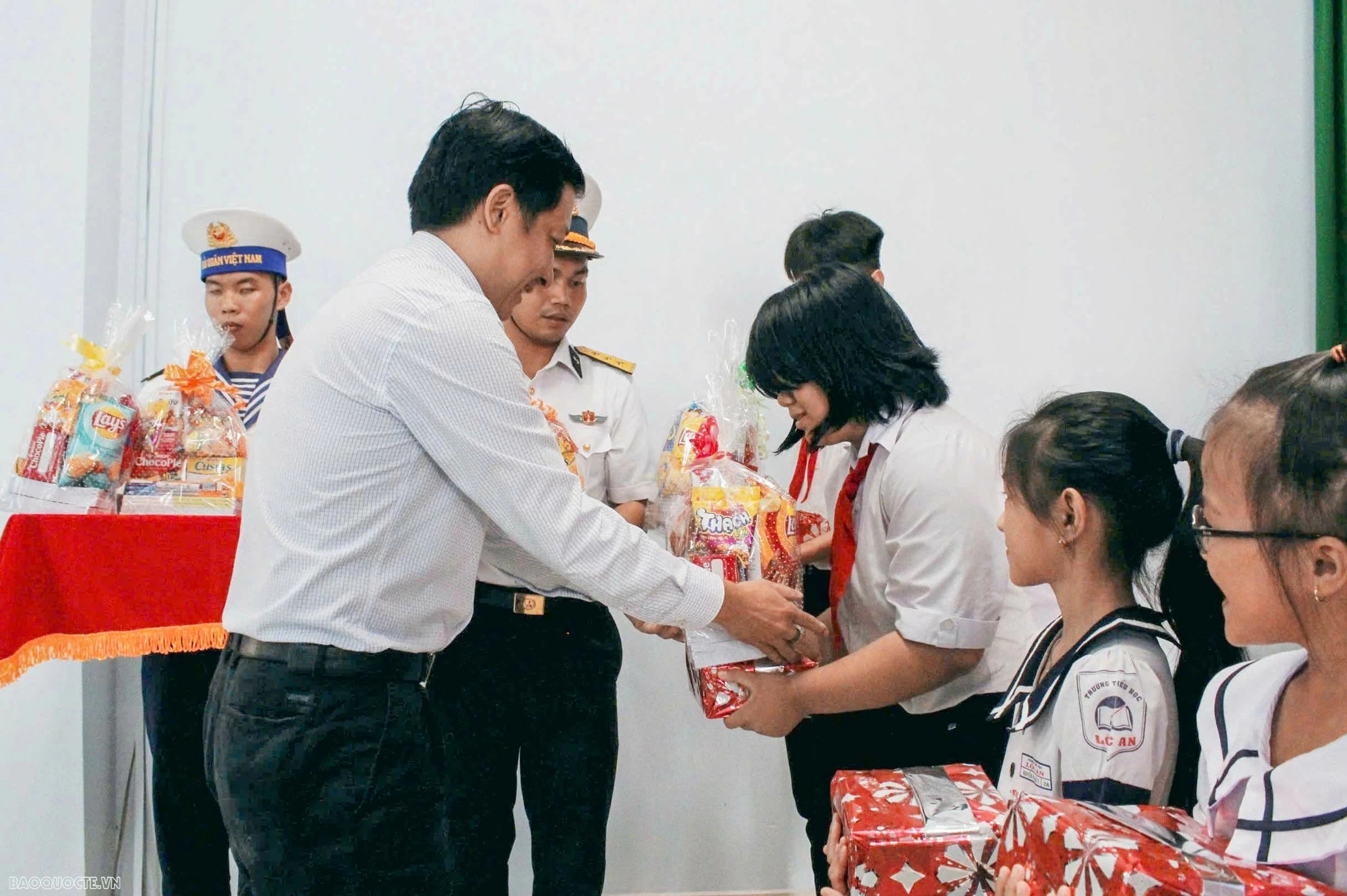 Hải quân Việt Nam – Điểm tựa cho ngư dân vươn khơi, bám biển Hải quân Việt Nam – Điểm tựa cho ngư dân vươn khơi, bám biển