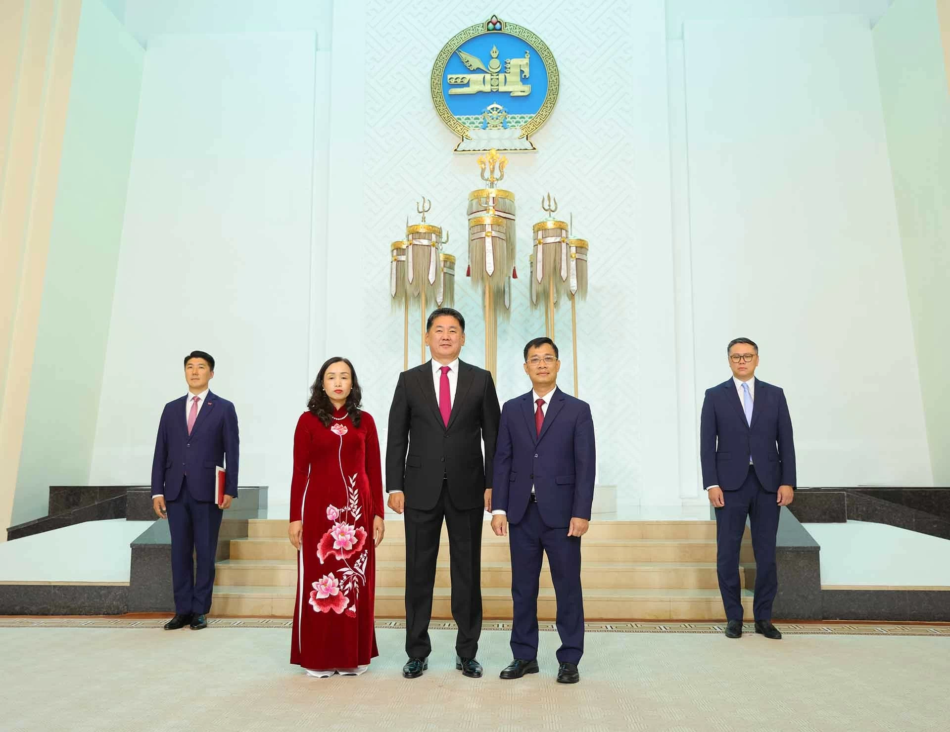 Đại sứ Nguyễn Tuấn Thanh trình Thư ủy nhiệm lên Tổng thống Mông Cổ Ukhnaagiin Khurelsukh Đại sứ Nguyễn Tuấn Thanh trình Thư ủy nhiệm lên Tổng thống Mông Cổ Ukhnaagiin Khurelsukh