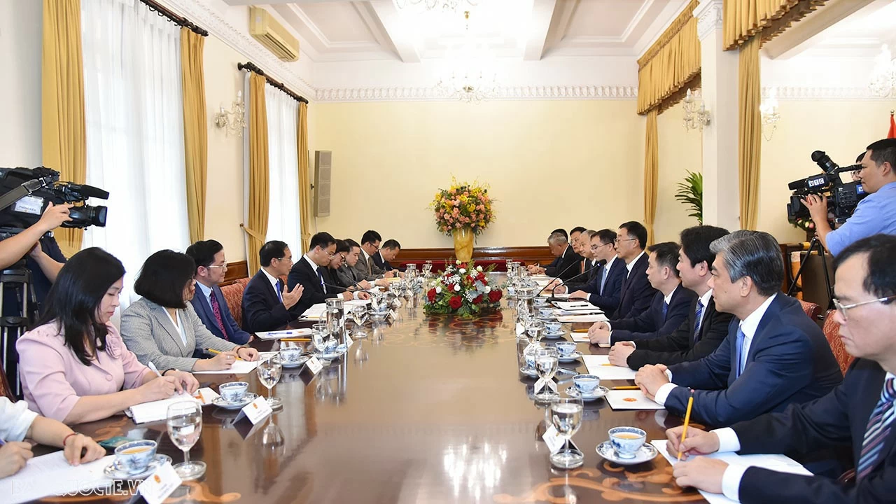 Bí thư Quảng Tây đề nghị hai bên tận dụng tốt tiềm năng, thế mạnh và tính bổ sung lẫn nhau trong hợp tác; tăng cường kết nối cơ sở hạ tầng giao thông, tạo thuận lợi thông quan, thúc đẩy xây dựng cửa khẩu thông minh, đẩy mạnh hợp tác du lịch, giao lưu nhân dân; đóng góp tích cực vào việc xây dựng Cộng đồng chia sẻ tương lai Việt Nam - Trung Quốc có ý nghĩa chiến lược. Bí thư Quảng Tây đề nghị hai bên tận dụng tốt tiềm năng, thế mạnh và tính bổ sung lẫn nhau trong hợp tác; tăng cường kết nối cơ sở hạ tầng giao thông, tạo thuận lợi thông quan, thúc đẩy xây dựng cửa khẩu thông minh, đẩy mạnh hợp tác du lịch, giao lưu nhân