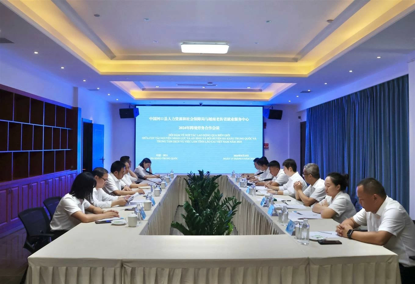 Đoàn đại biểu Việt Nam do đồng chí Trương Hồng Trường, Giám đốc Trung tâm Dịch vụ Việc làm tỉnh Lào Cai, Việt Nam dẫn đầu và Đoàn Đại biểu Trung Quốc do bà Vĩ Vinh, Cục trưởng Cục Tài nguyên nhân lực và An sinh xã hội huyện Hà Khẩu, Trung Quốc dẫn đầu đàm phán về hợp tác lao động qua biên giới tại huyện Hà Khẩu ngày 15/8/2024. Đoàn đại biểu Việt Nam do đồng chí Trương Hồng Trường, Giám đốc Trung tâm Dịch vụ Việc làm tỉnh Lào Cai, Việt Nam dẫn đầu và Đoàn Đại biểu Trung Quốc do bà Vĩ Vinh, Cục trưởng Cục Tài nguyên nhân lực và An sinh xã hội huyện Hà Khẩu, Trung Quốc dẫn đầu đàm phán về hợp tác lao động qua biên giới tại huyện Hà Khẩu ngày 15/8/2024.